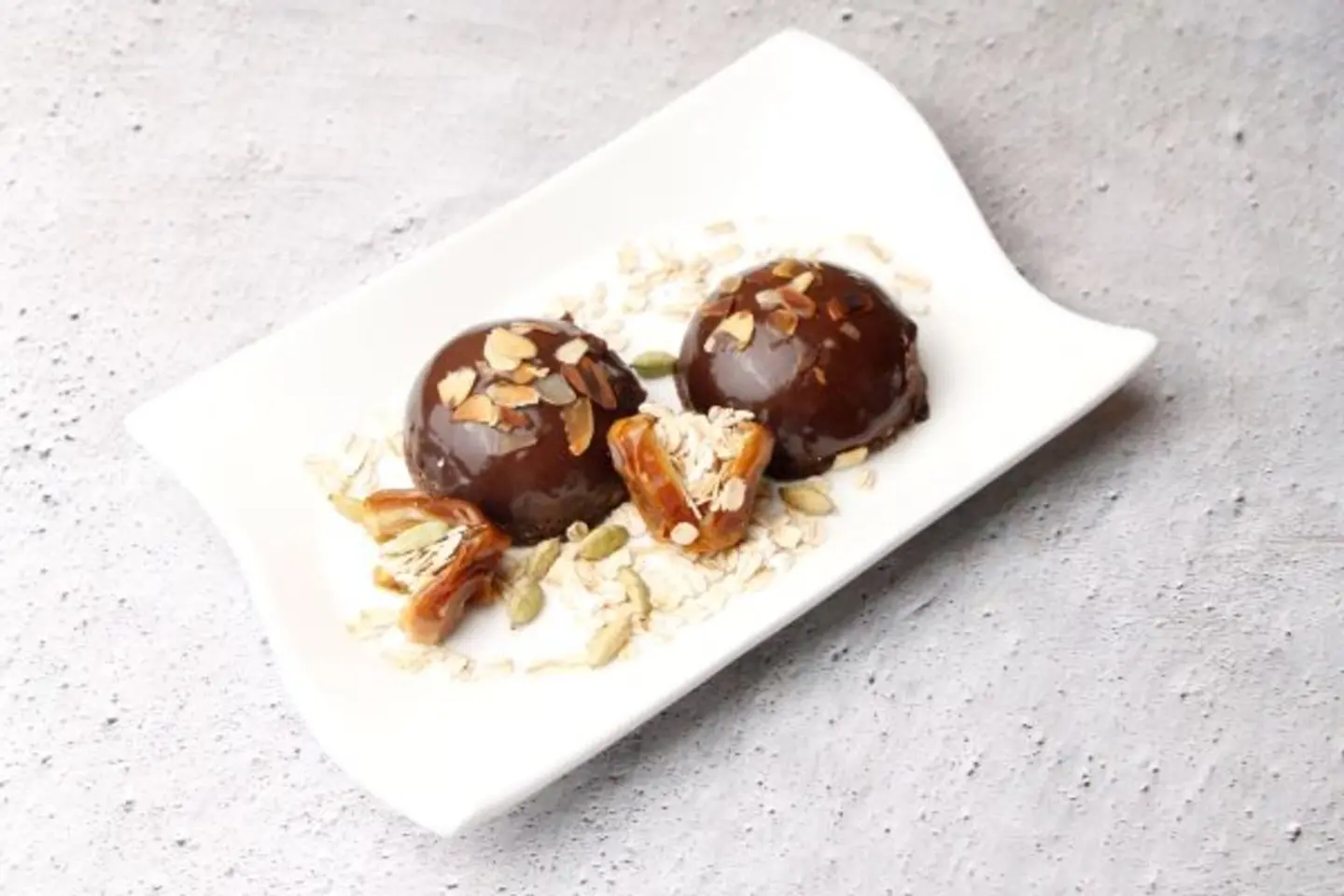 كرات ليزي كيك بالتمر والشوفان