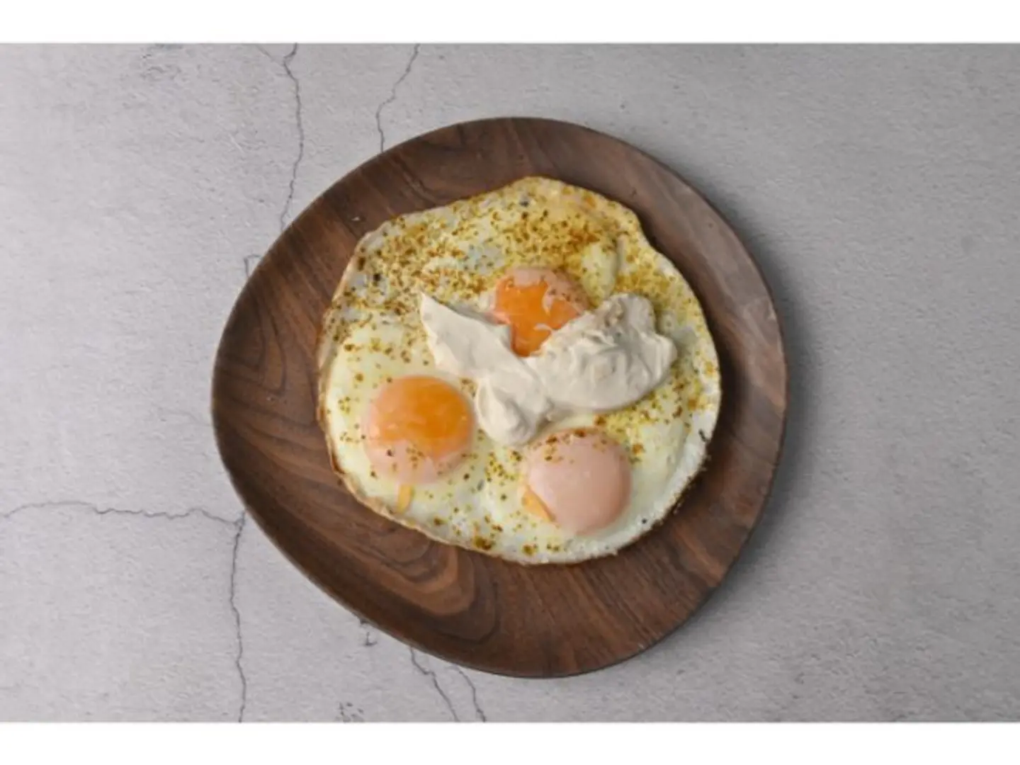 بيض عيون مع جبن سائل