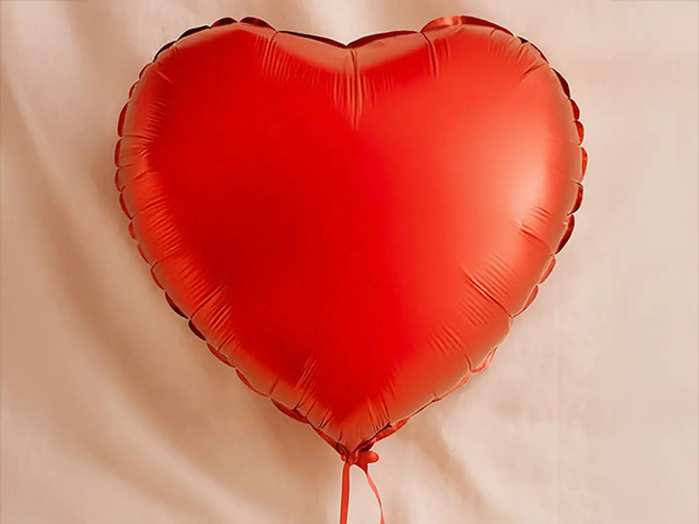 بالون القلب الأحمر