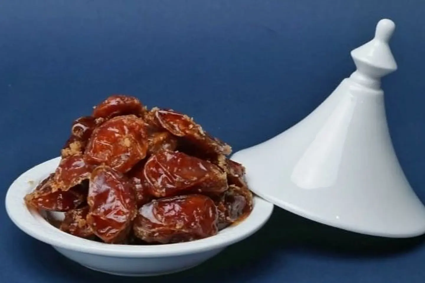 علبة تمر باللوز المبشور