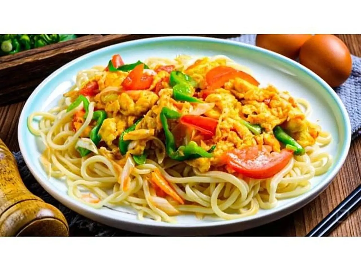 معكرونة بالطماطم والبيض المخفوق