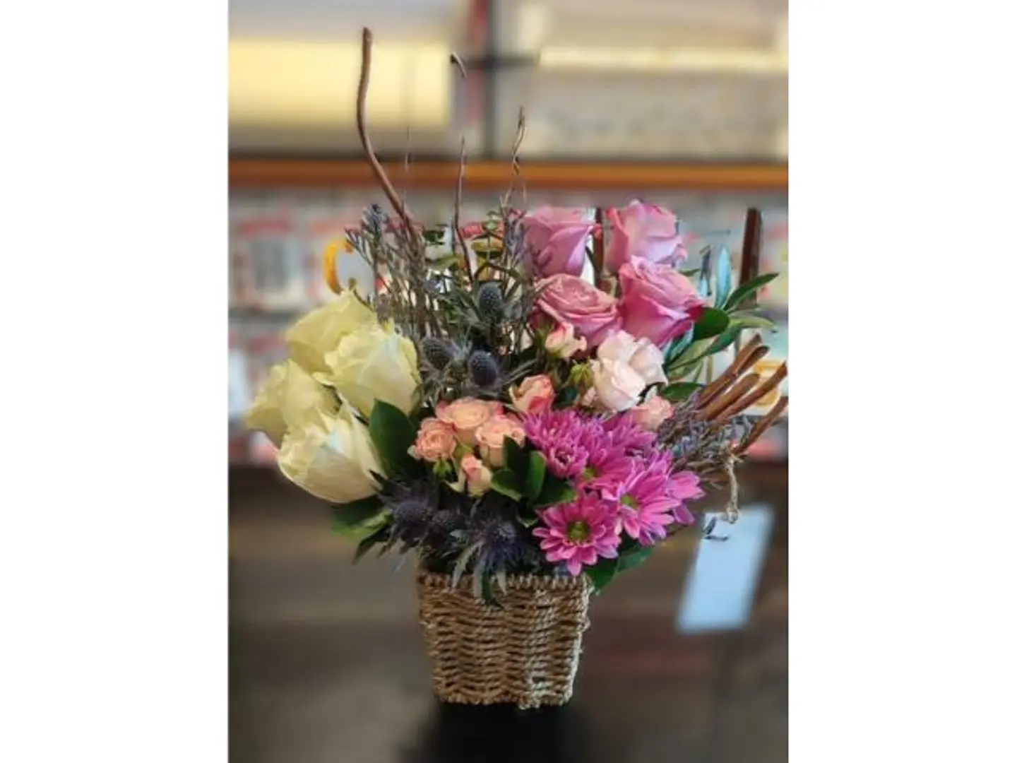 سلة مع تشكيلة ورود طبيعية