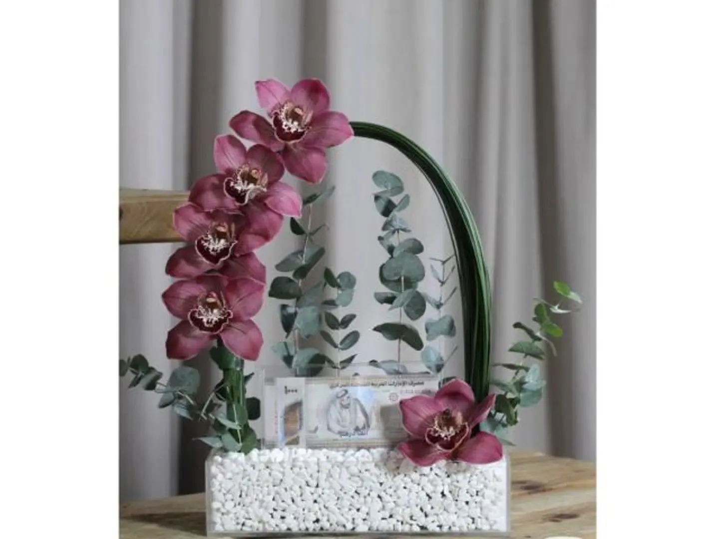 تنسيق استاند مع ورد صناعي