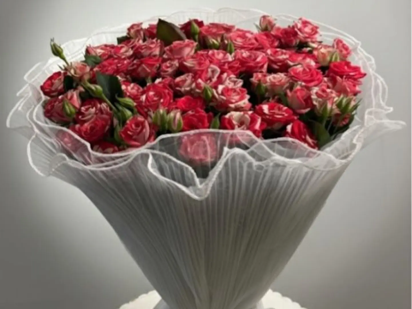 بوكيه ورد احمر مع تغليف دانتيل