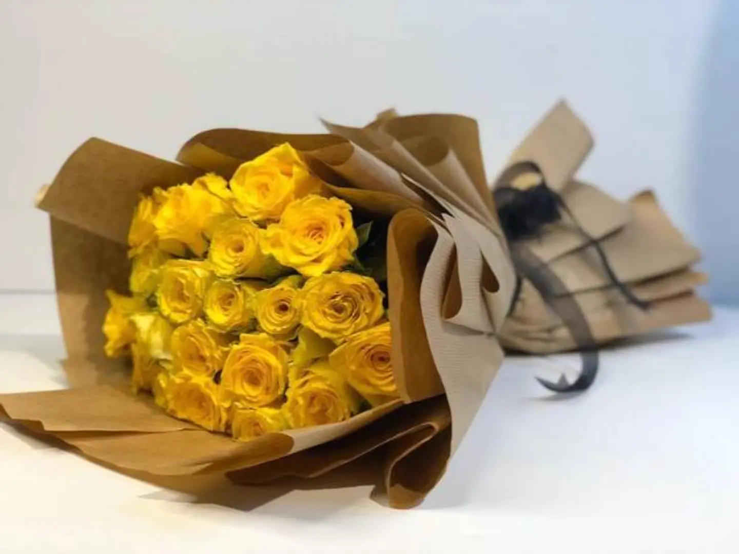 باقة ورد اصفر بتغليف بني