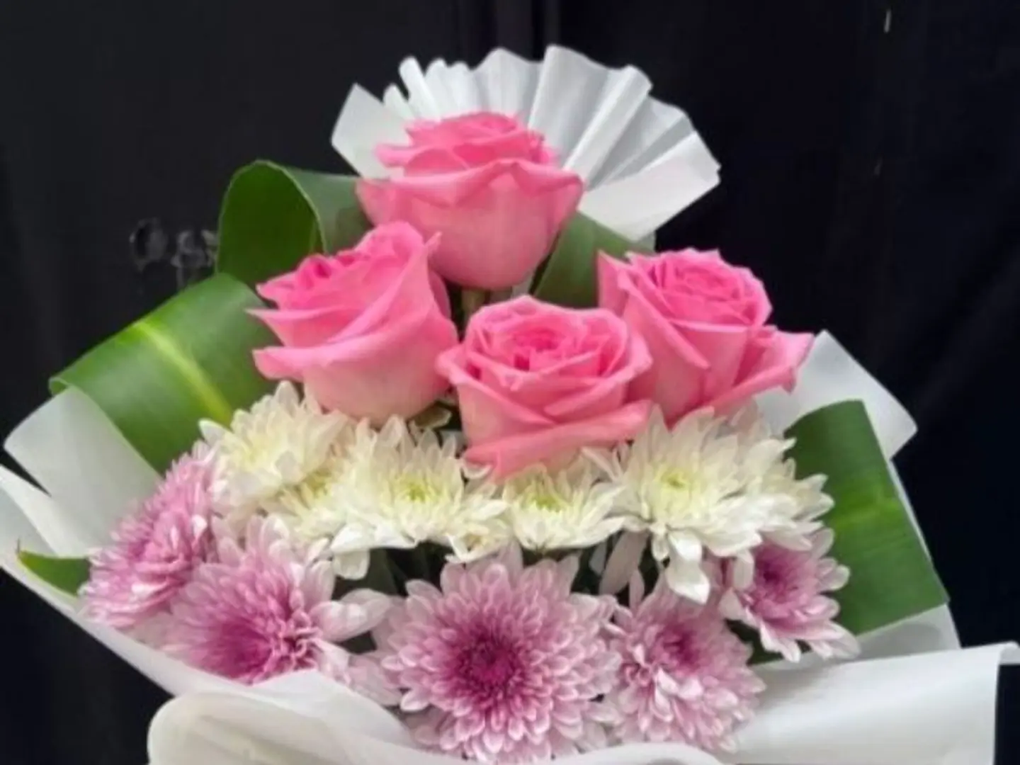 بوكيه جوري وردي4 مع كريز أبيض وموف8 وخلفية دراسينا مغلف بتغليف أبيض