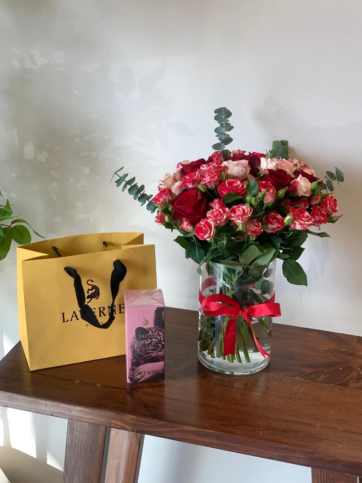 فازة ورد وعطر مس لافيرن المميز