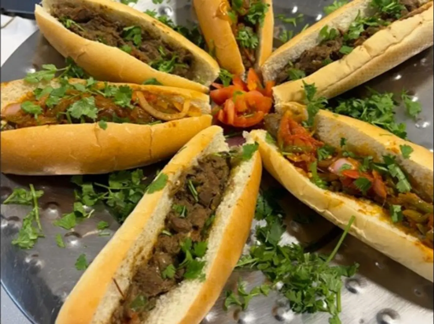 عرض المزاج العالي ستة سندوتشات ٣ كبدة اسكندراني و ٣ سجق بلدي 1 كنيزا و بكت بطاطس
