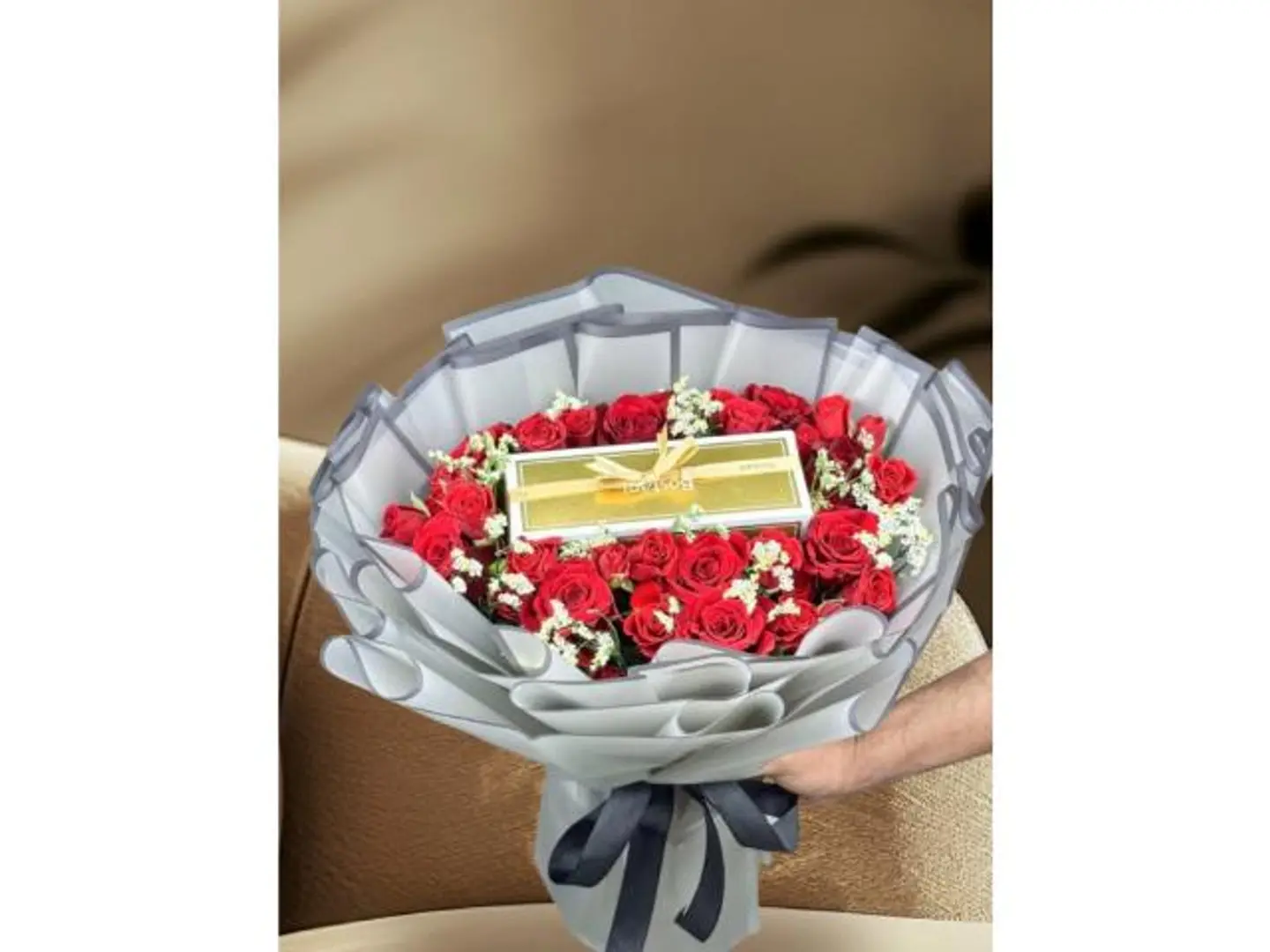 حلا مع ورد انيق ومناسب للاهداء مع ورد احمر