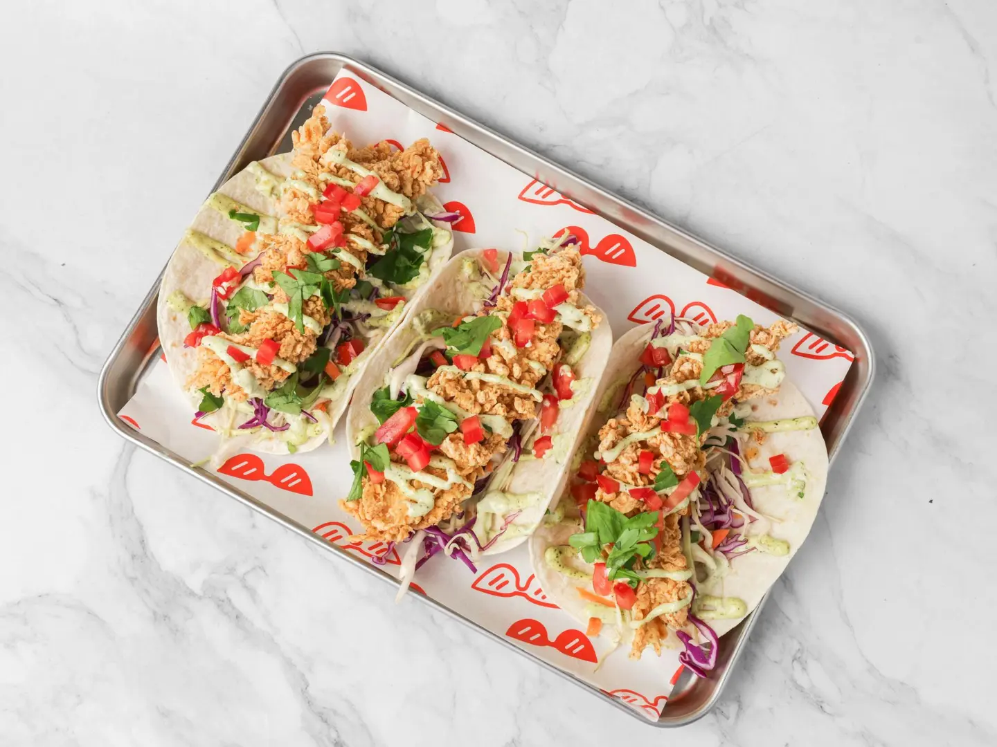 تاكو دجاج بصلصة الهلابينو