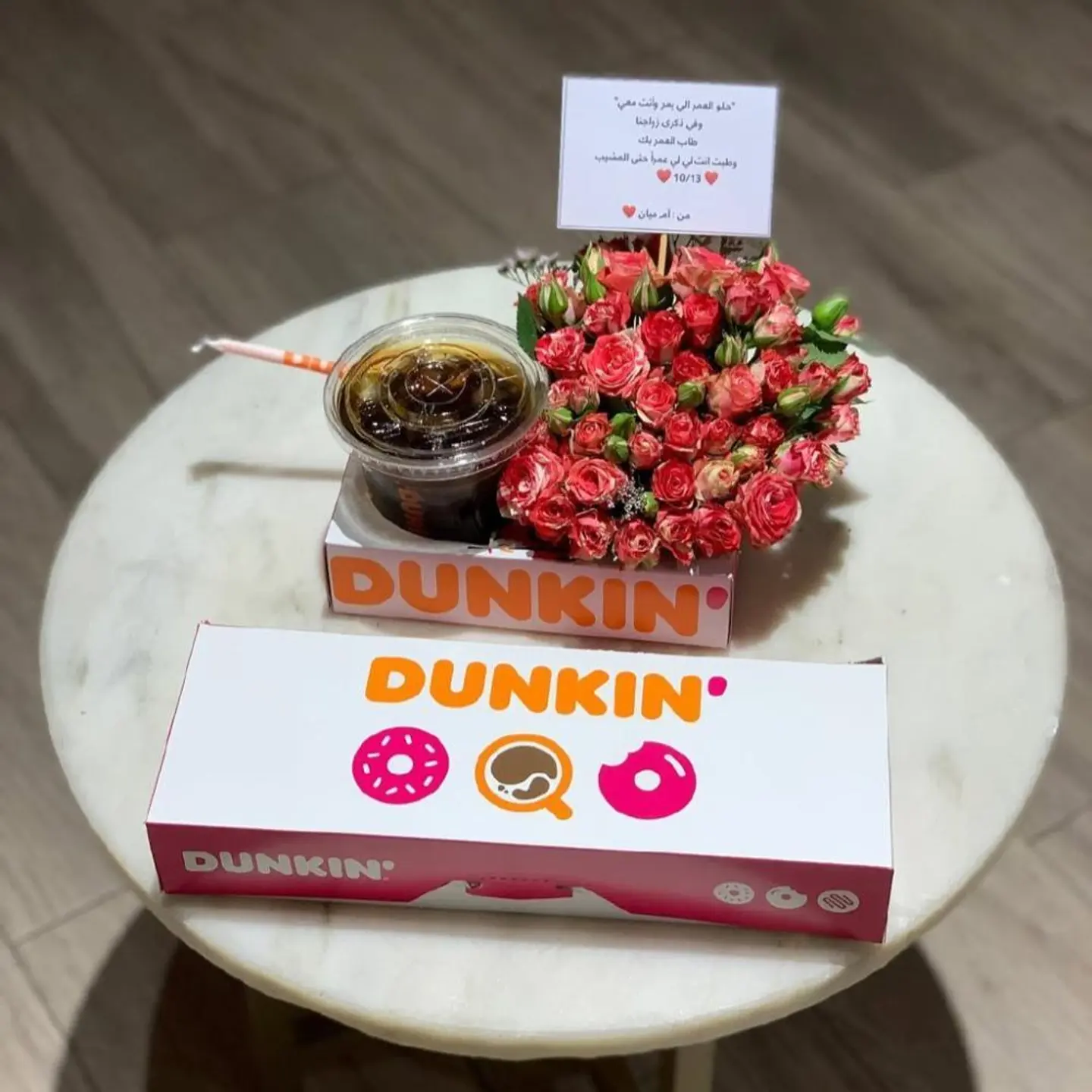 تنسيق ورد وقهوة مع دونات من دانكن