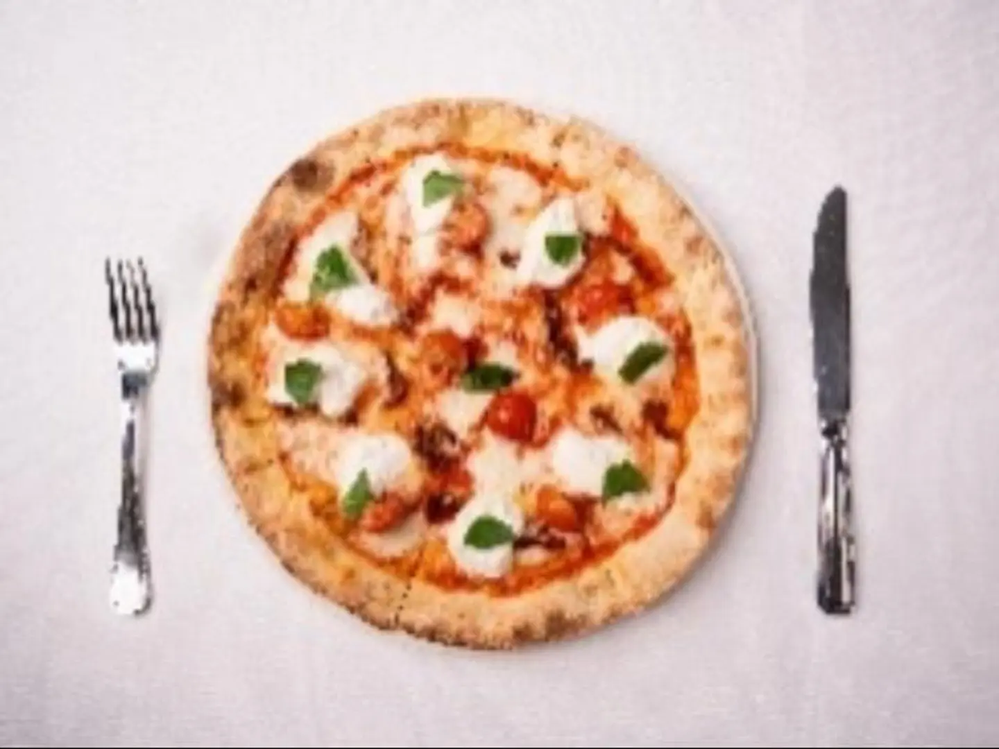 بيتزا بوراتا مع بومودوريني إي بومودوري سيتشي