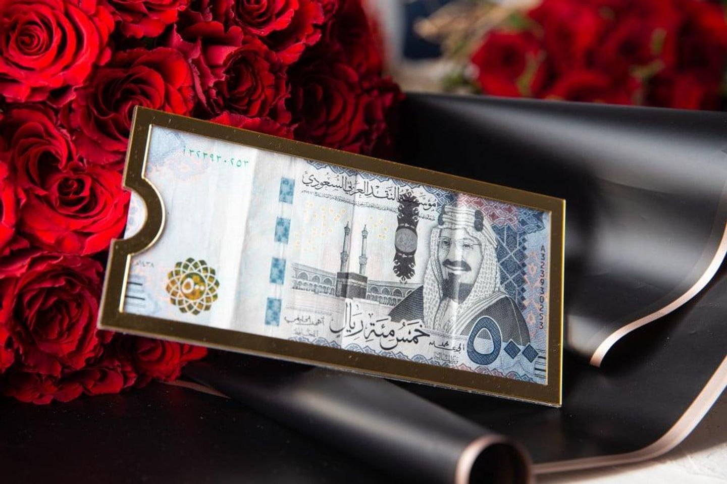 ظرف إكريليك بإطار ذهبي