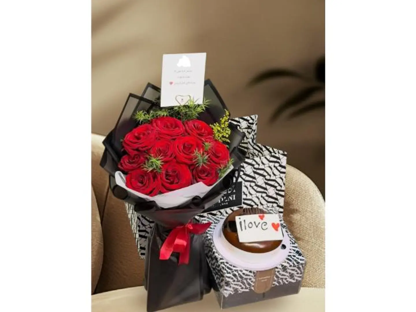 كيكه اني وداني المتفوقه مع باقه ورد