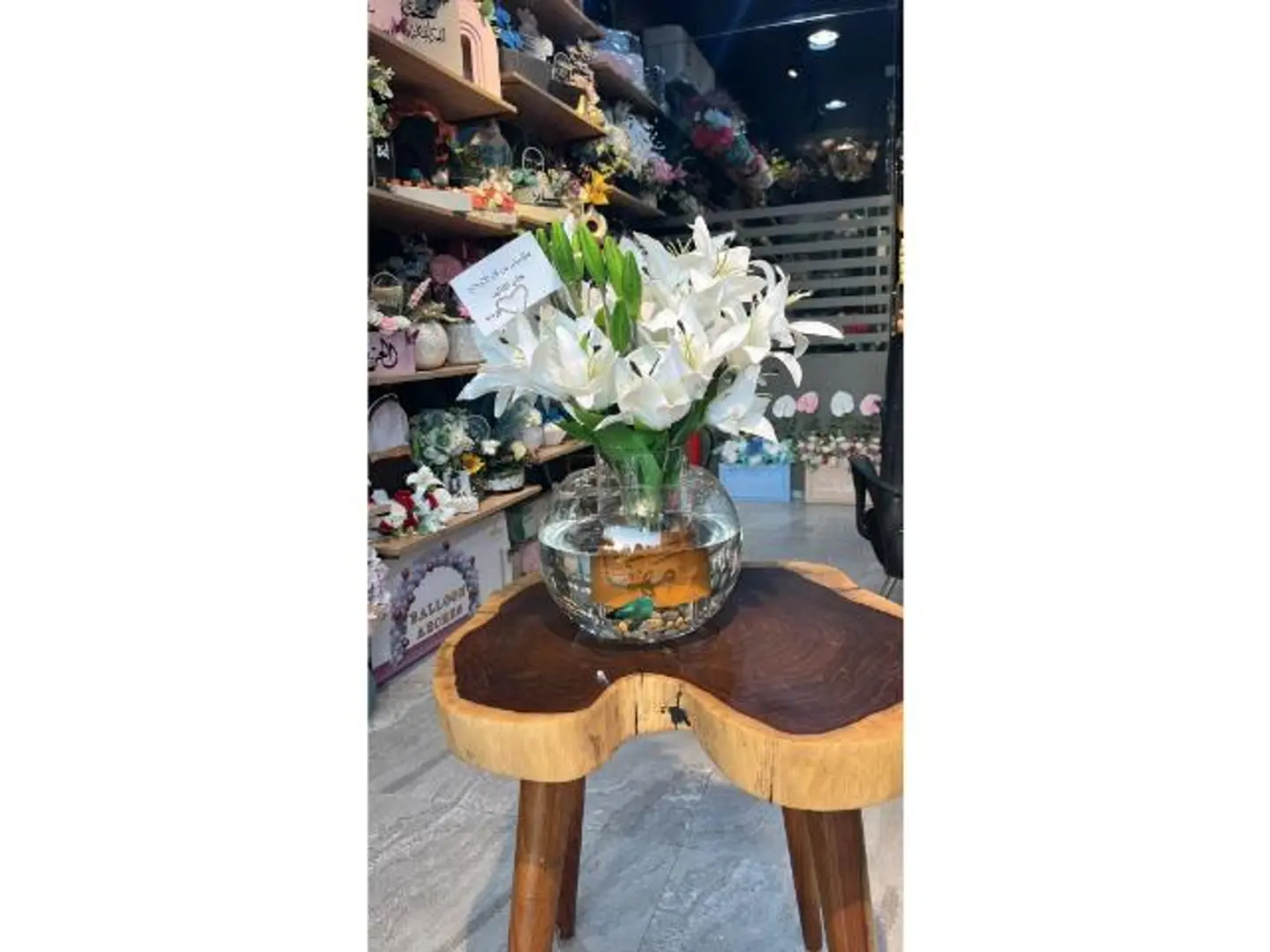 فازه ورد صناعي مع سمك