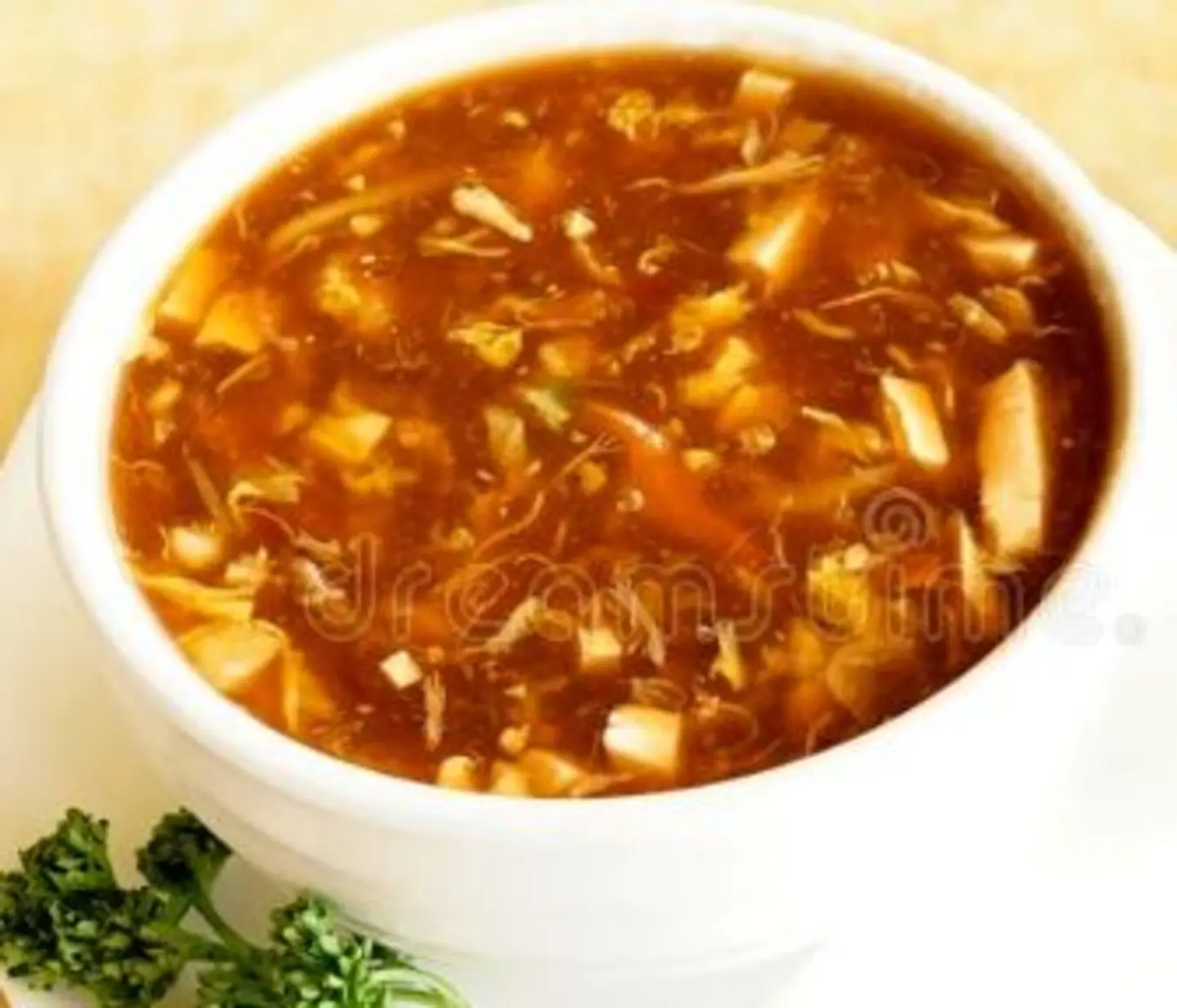 شوربة المأكولات البحرية الحارة والحامضة