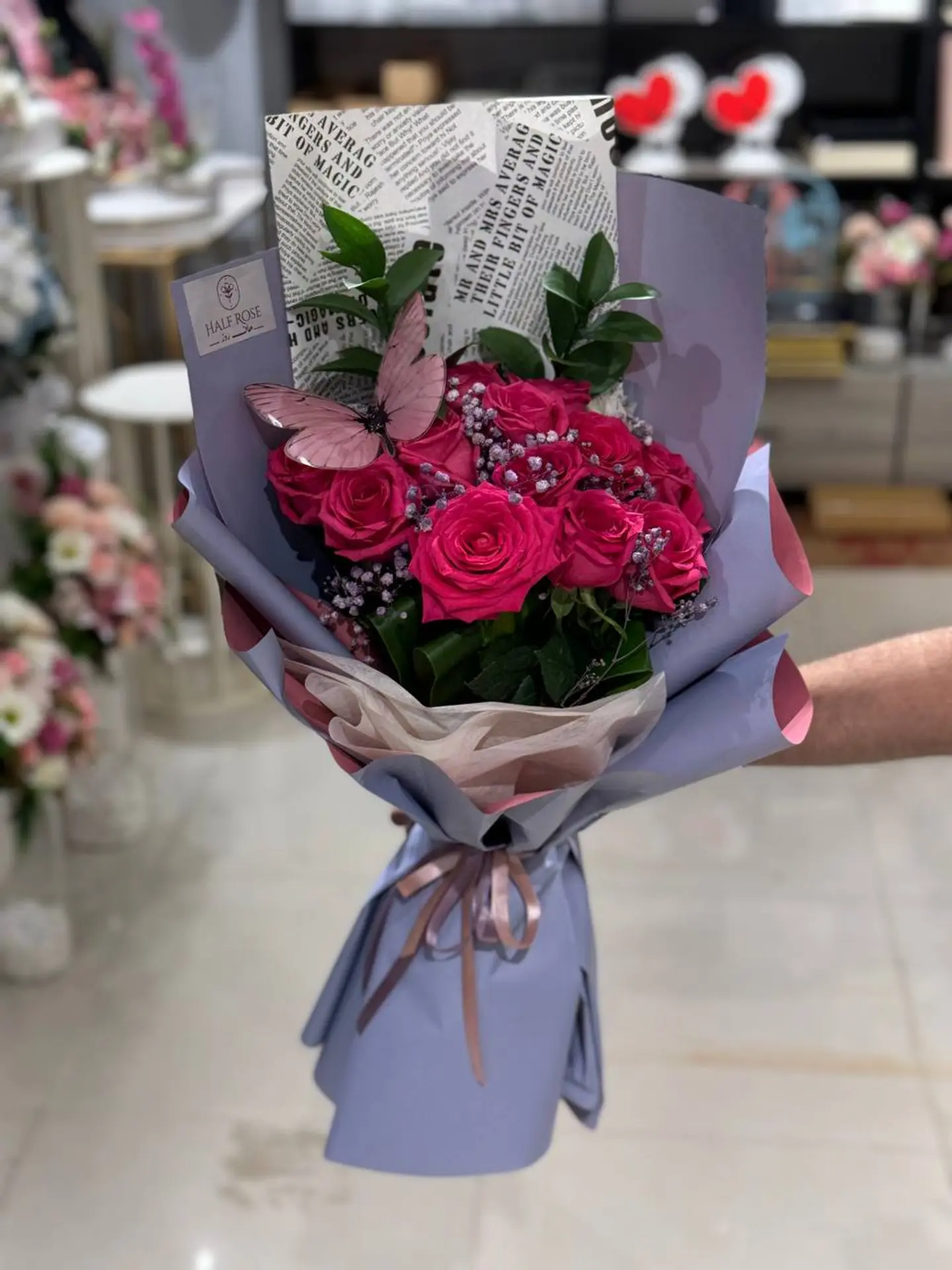 باقة ورد وفراشة