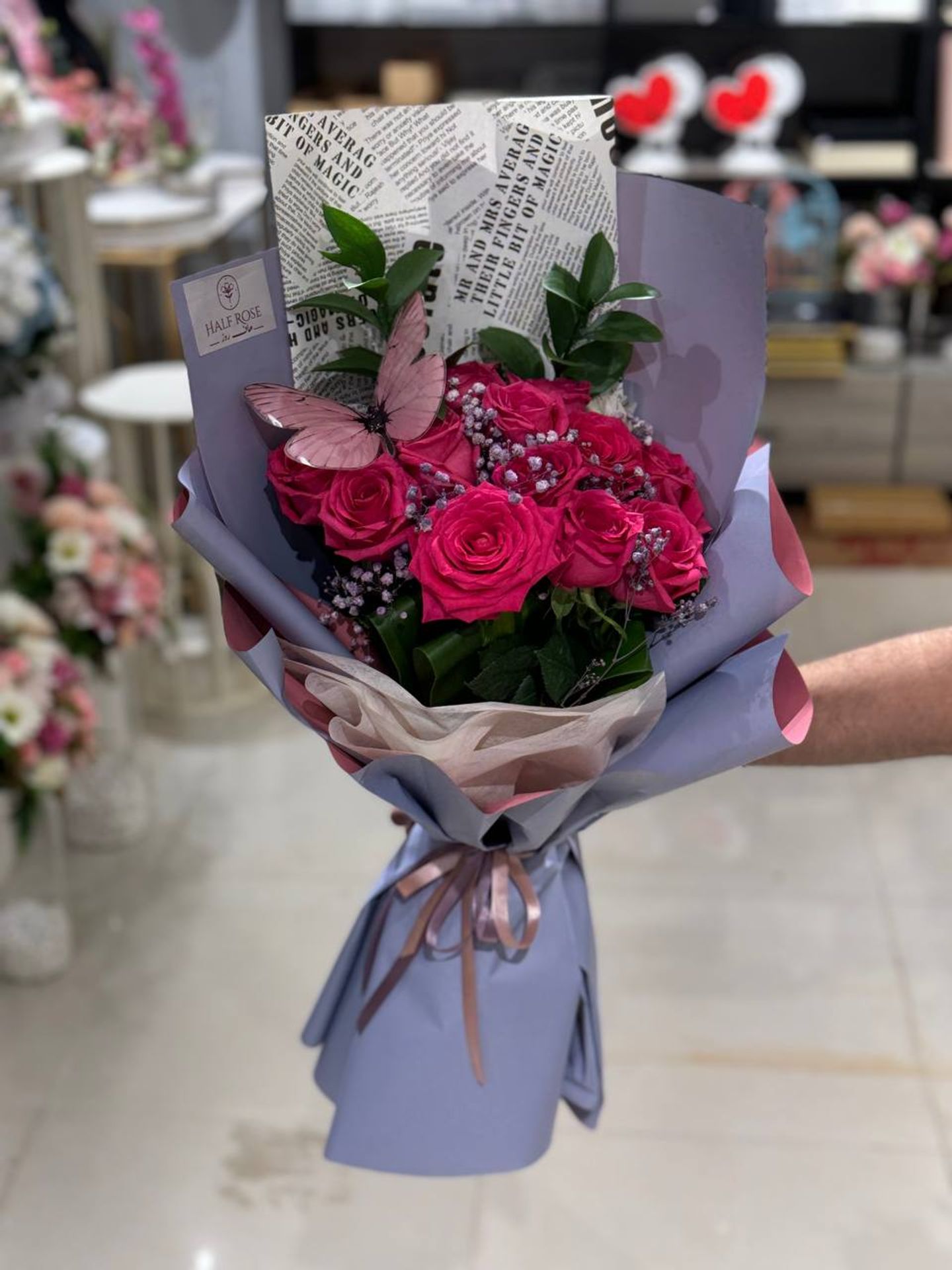 باقة ورد وفراشة
