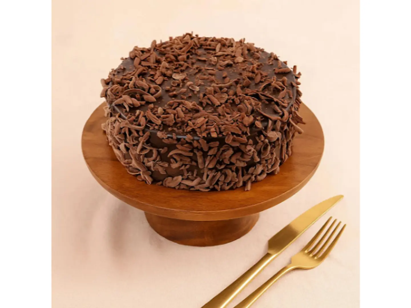 كعكة شوكولاتة كلاسيكية غنية بطبقات من الشوكولاتة الرطبة وكريمة الشوكولاتة الناعمة. الوزن ٥٠٠ غرام - الحصة ٤