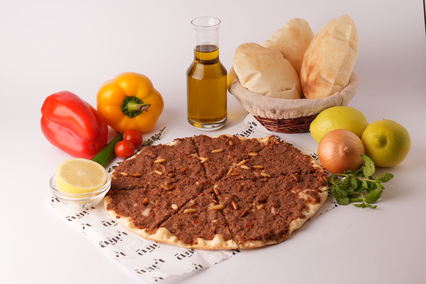 منقوشة لحمة بالعجين