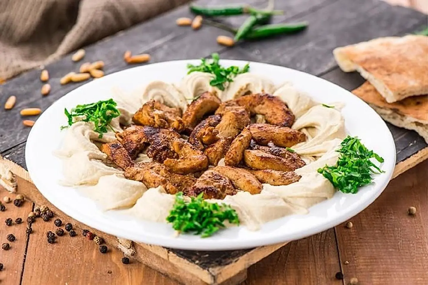 حمص دجاج بالصنوبر
