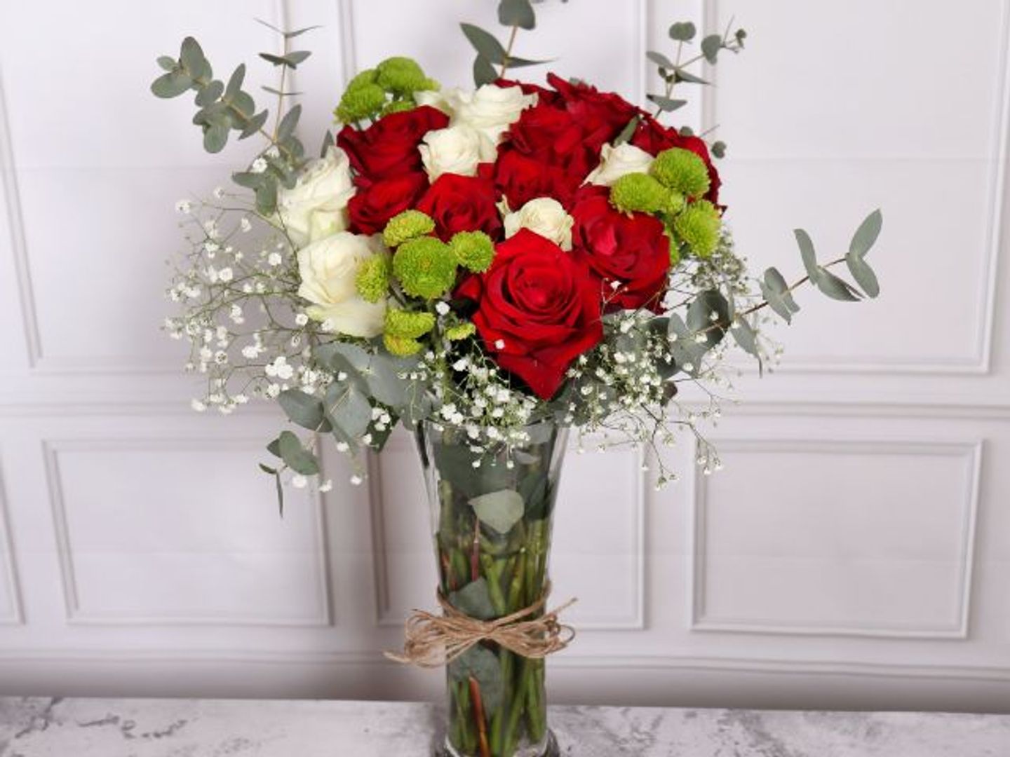 مزهرية زهور حمراء وبيضاء