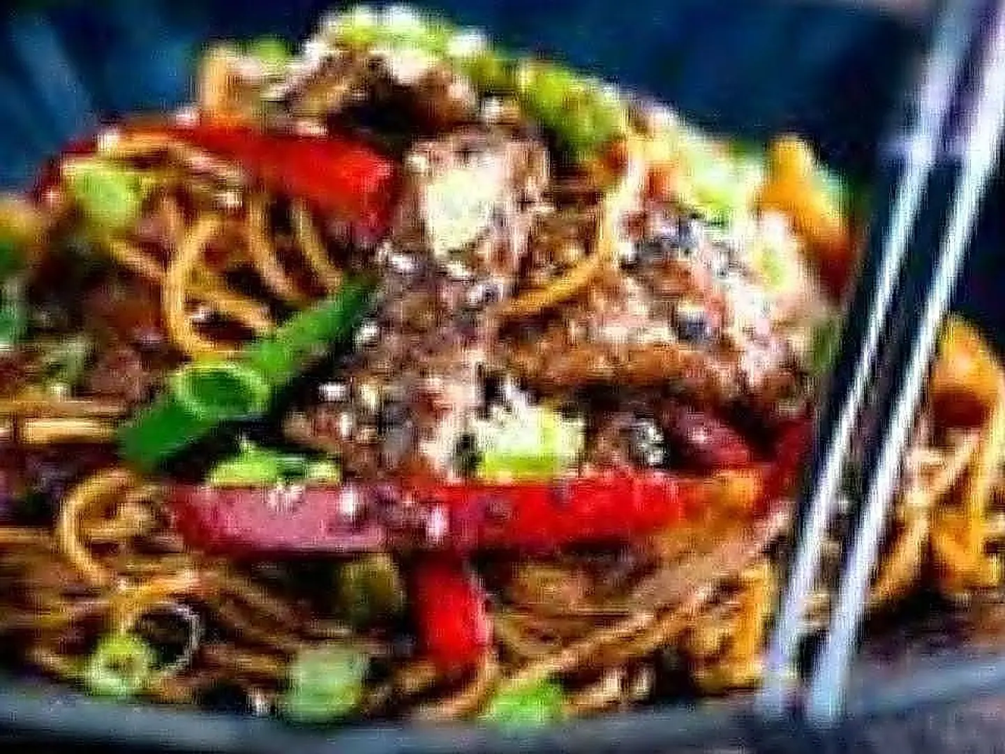 نودلز سيشوان باللحم البقري