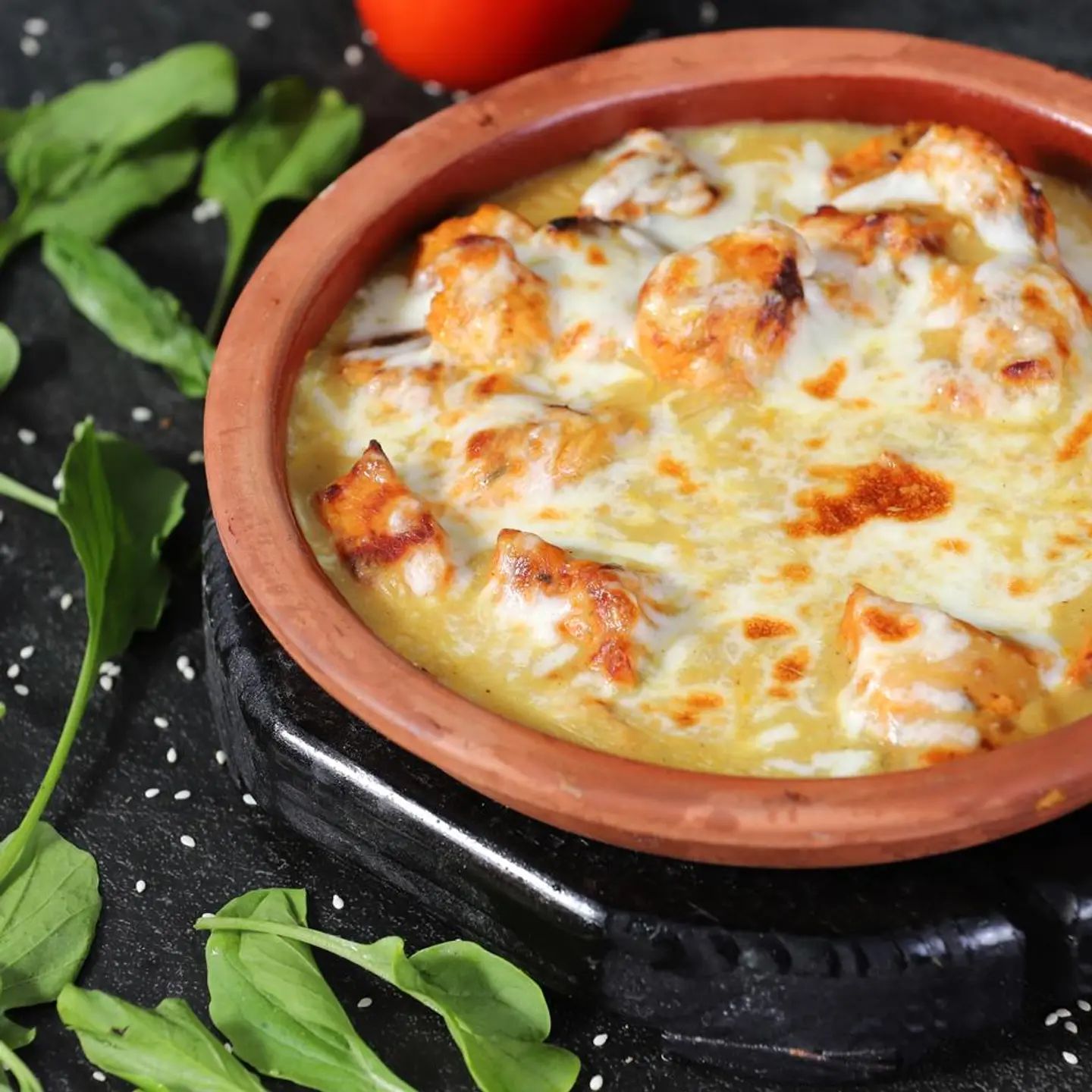 Clay Pot Shish Tawouk With Cream Sauce And Cheese