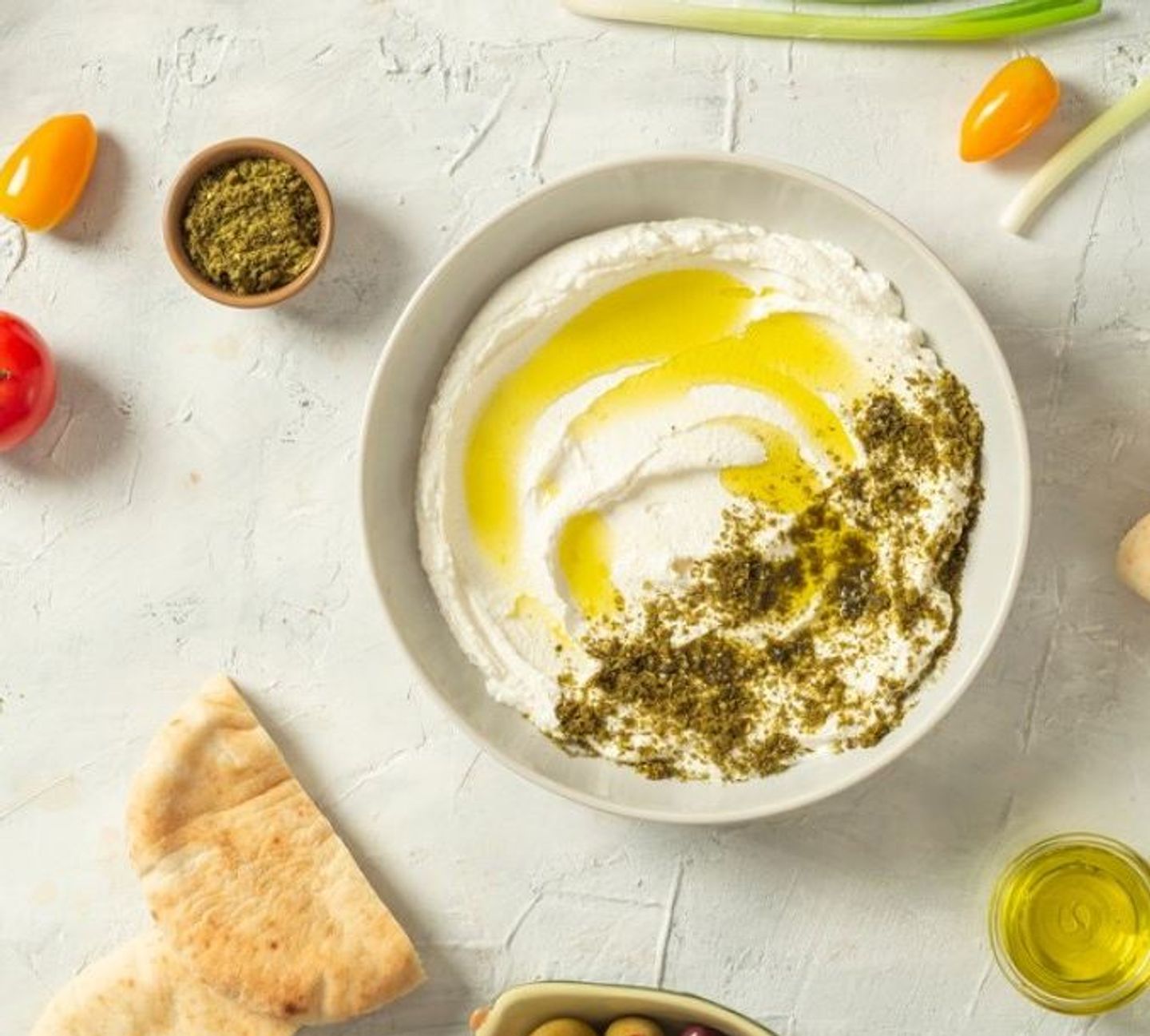 صحن لبنة مع زعترو زيت
