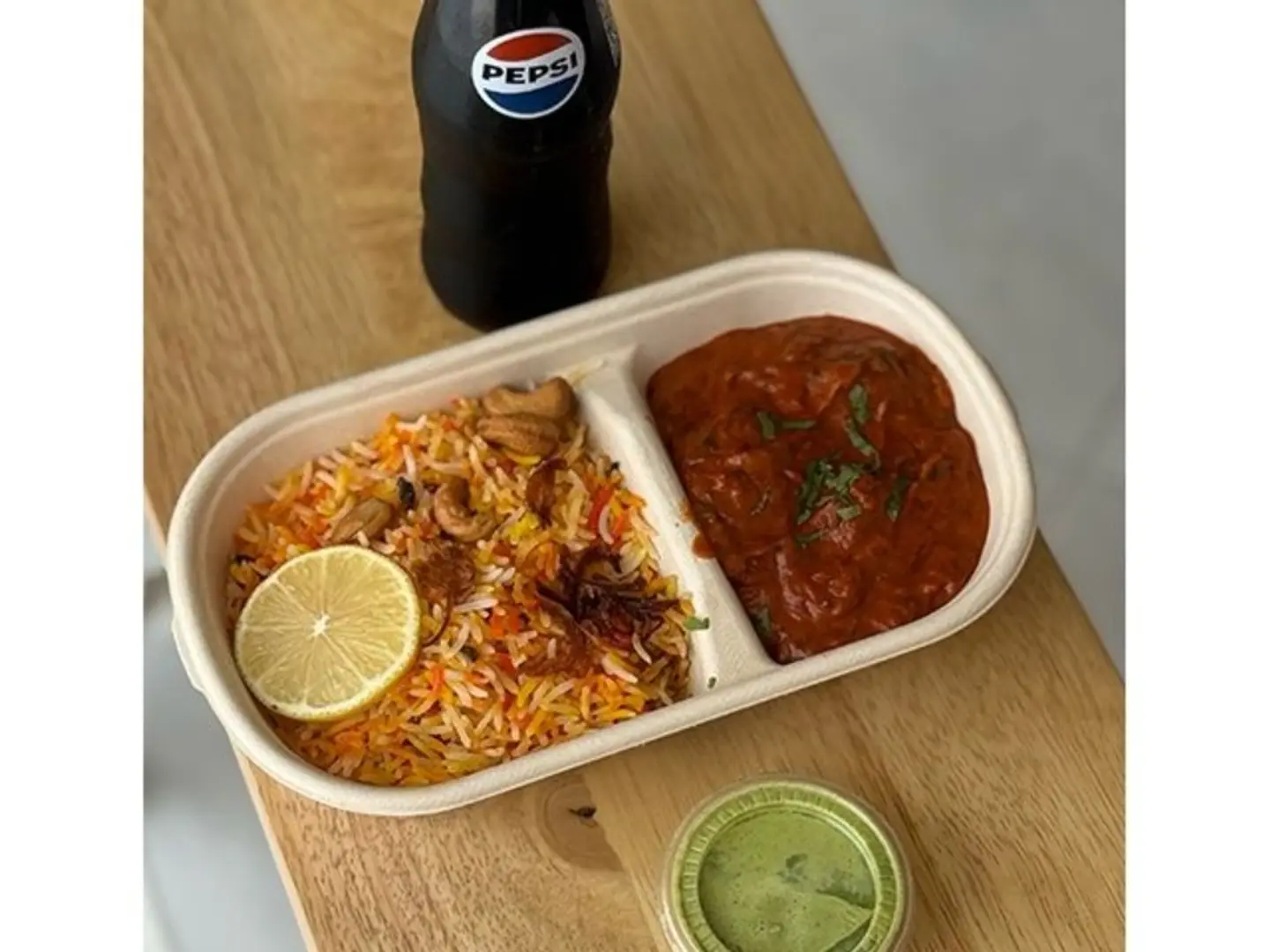 وجبة تكا مسالا مع البرياني والصوص الاخضر والبيبسي