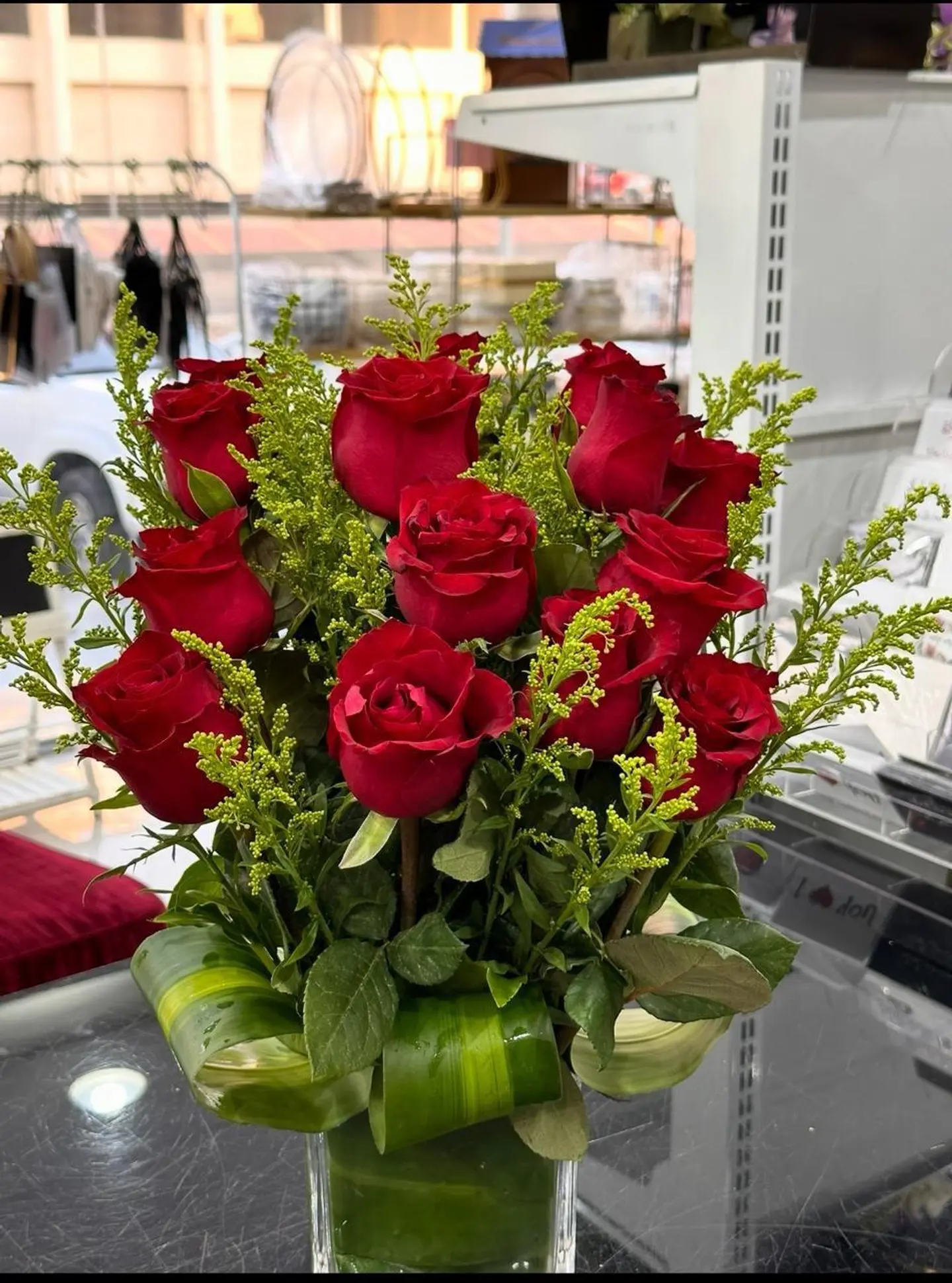 مزهرية ورود الحب الحمراء