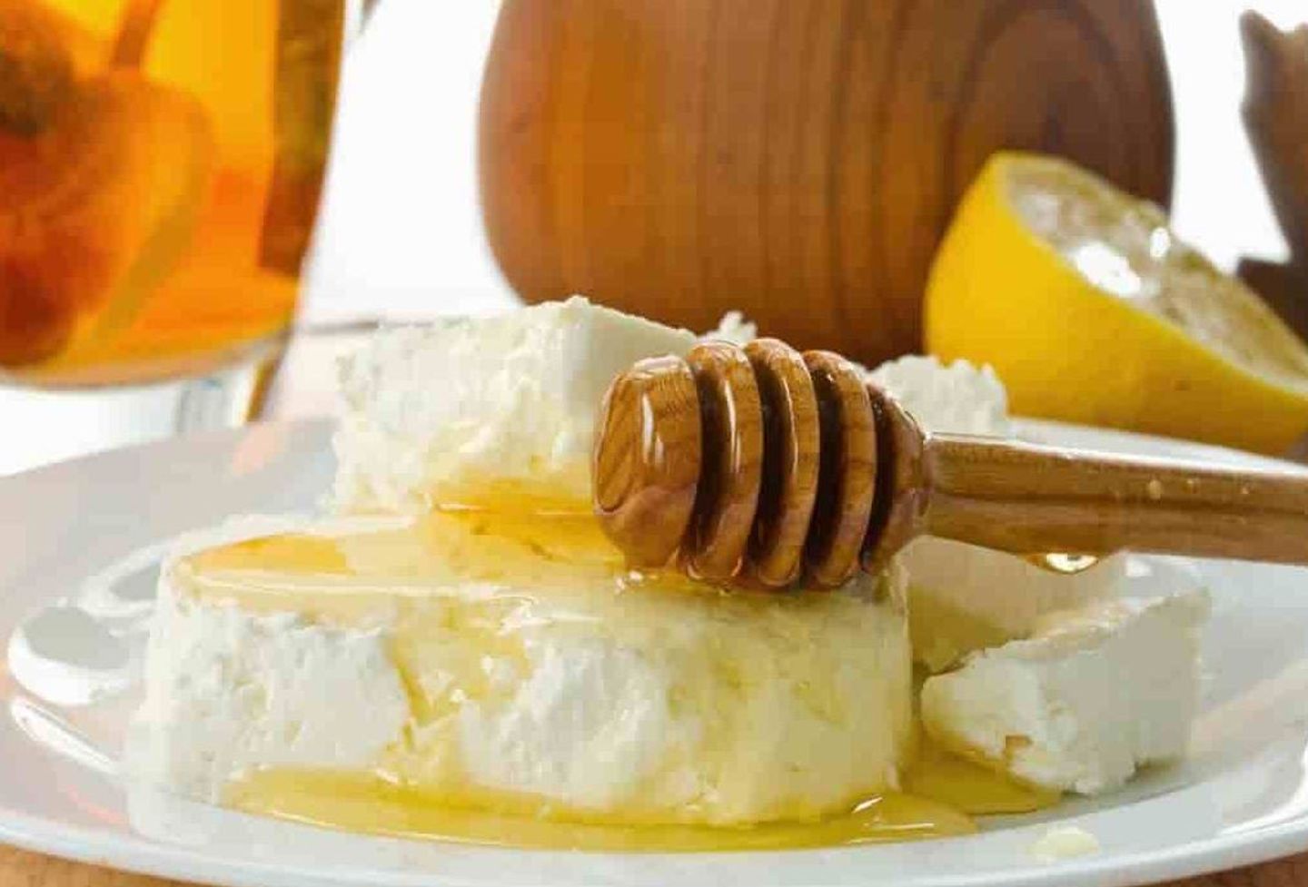 صحن جبن مع عسل