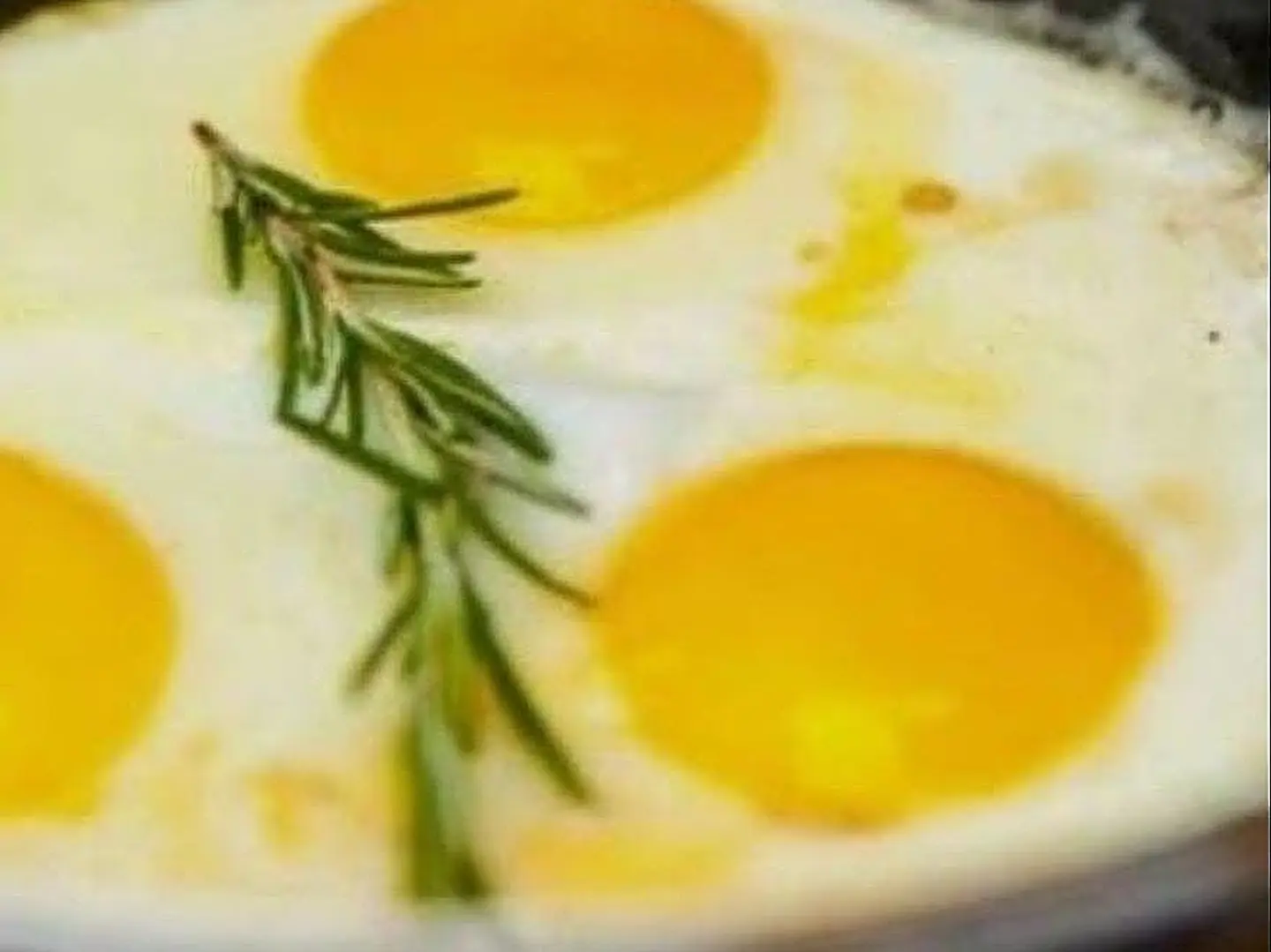 بيض عيون بالجبن