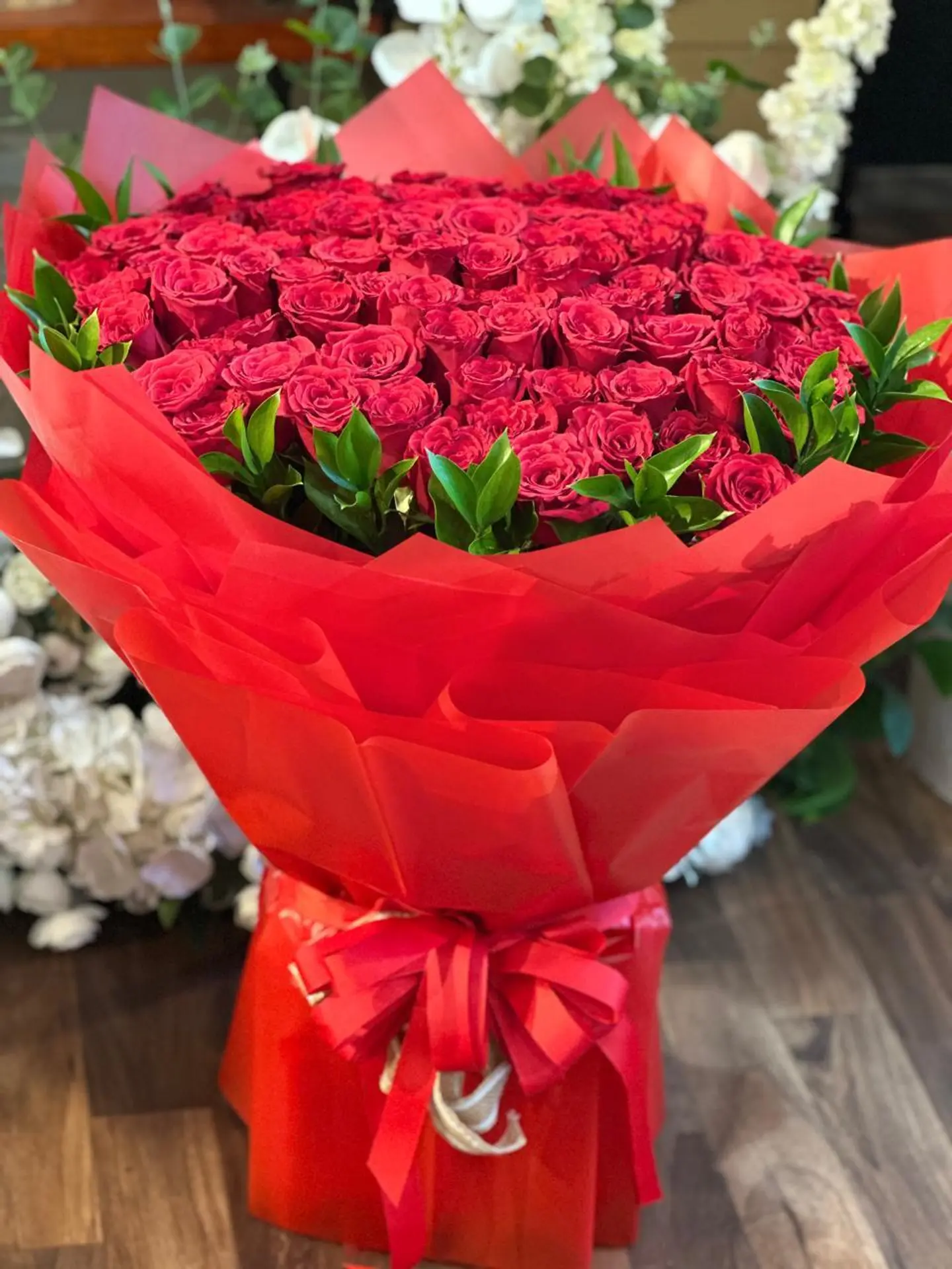 100 Rose Bouquet Flower , Rucuses Leaf With Red Reaping