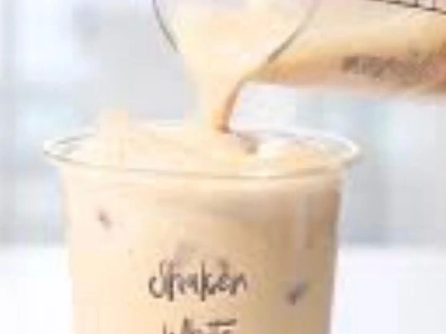 ميلك شيك مثلج بنكهة الموكا البيضاء