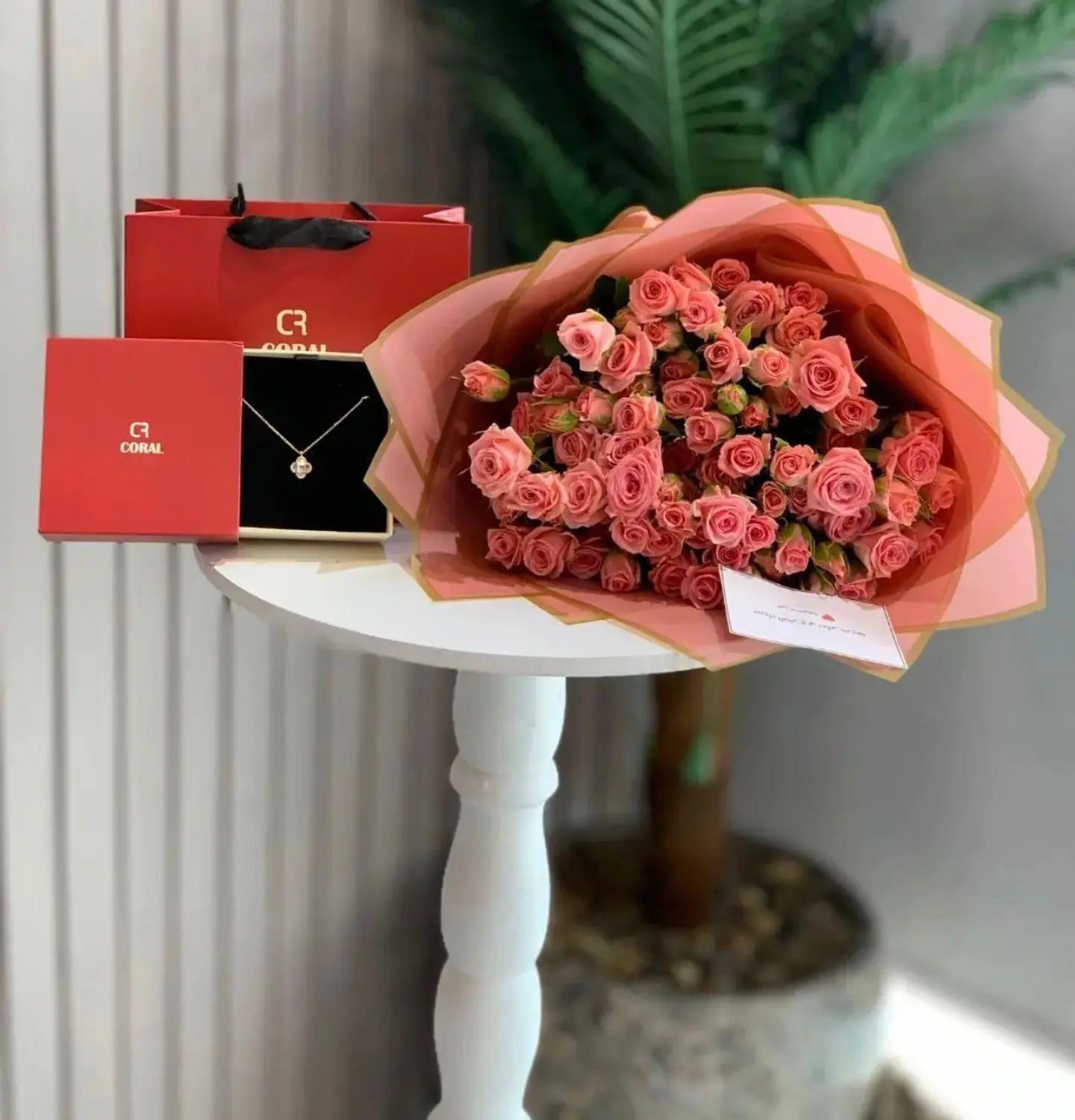 بوكيه ورد مع السلسال