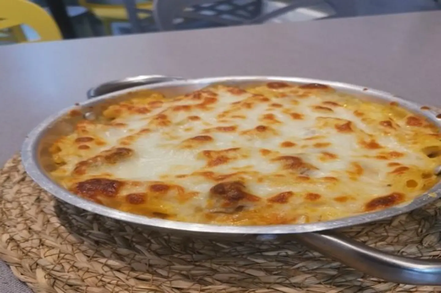 مكرونة بالسجق والصوص الابيض