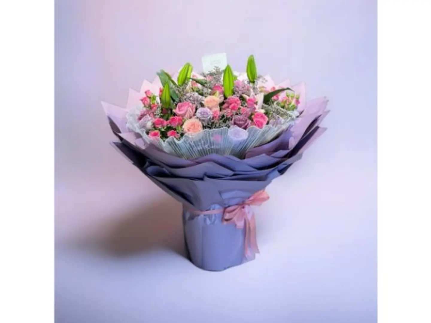 باقة الجمال من الجوري والليليوم