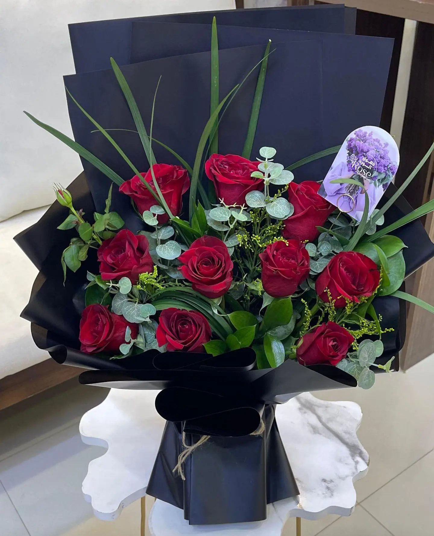 بوكيه احمر تغليف اسود