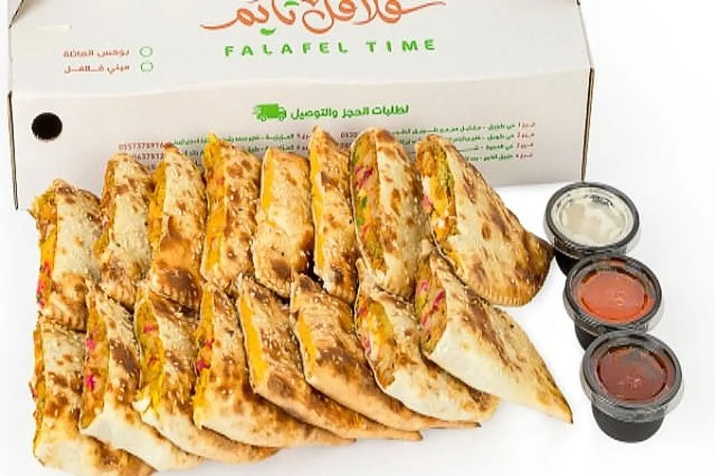 بوكس العائلة فطائر نص فلافل ونص دجاج