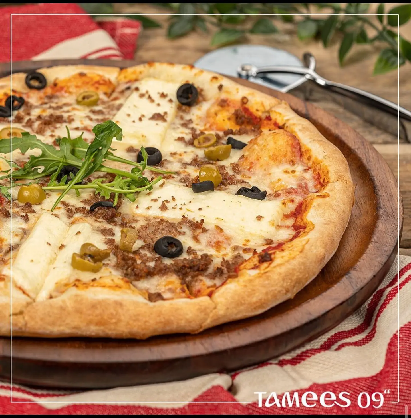 بيتزا التميس باللحم والحلوم