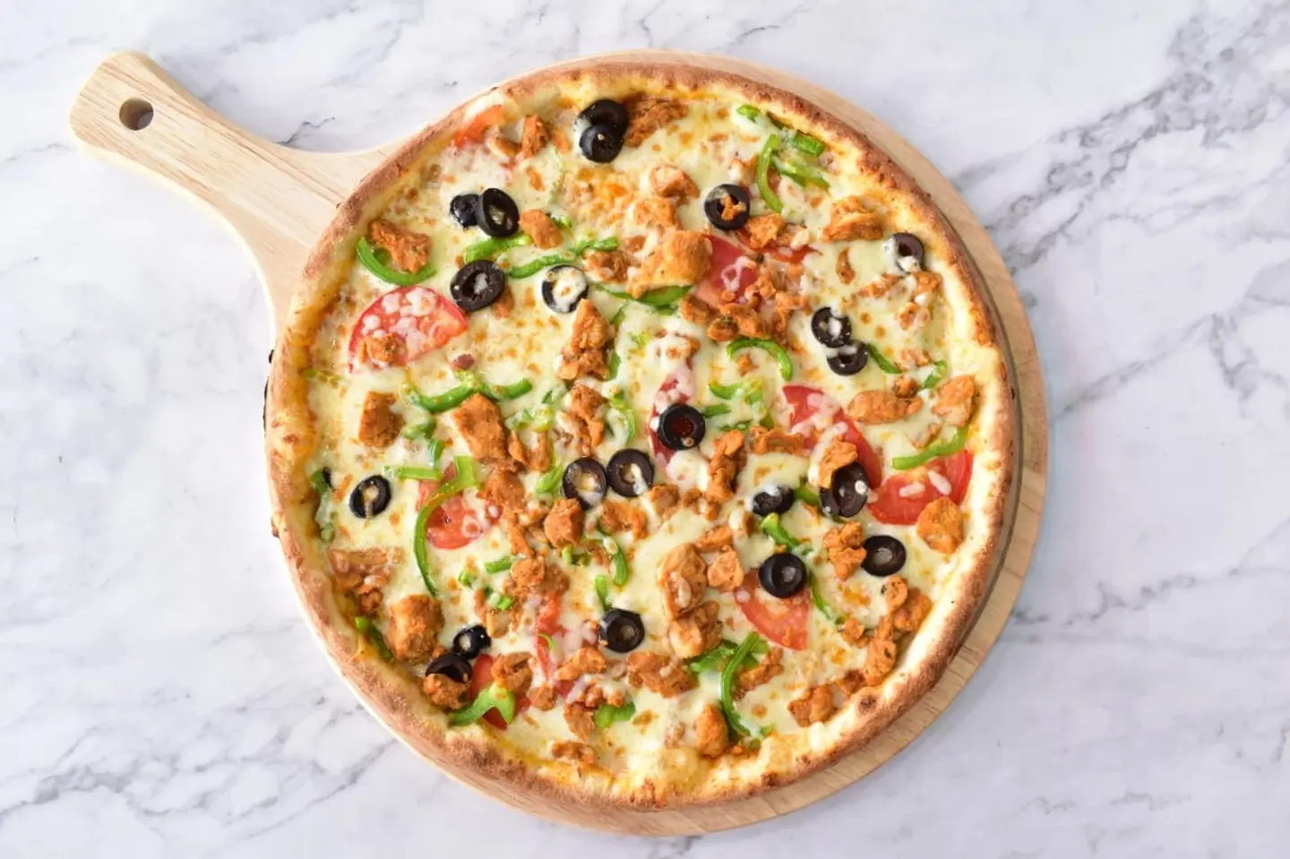 بيتزا قطع دجاج مع خضار