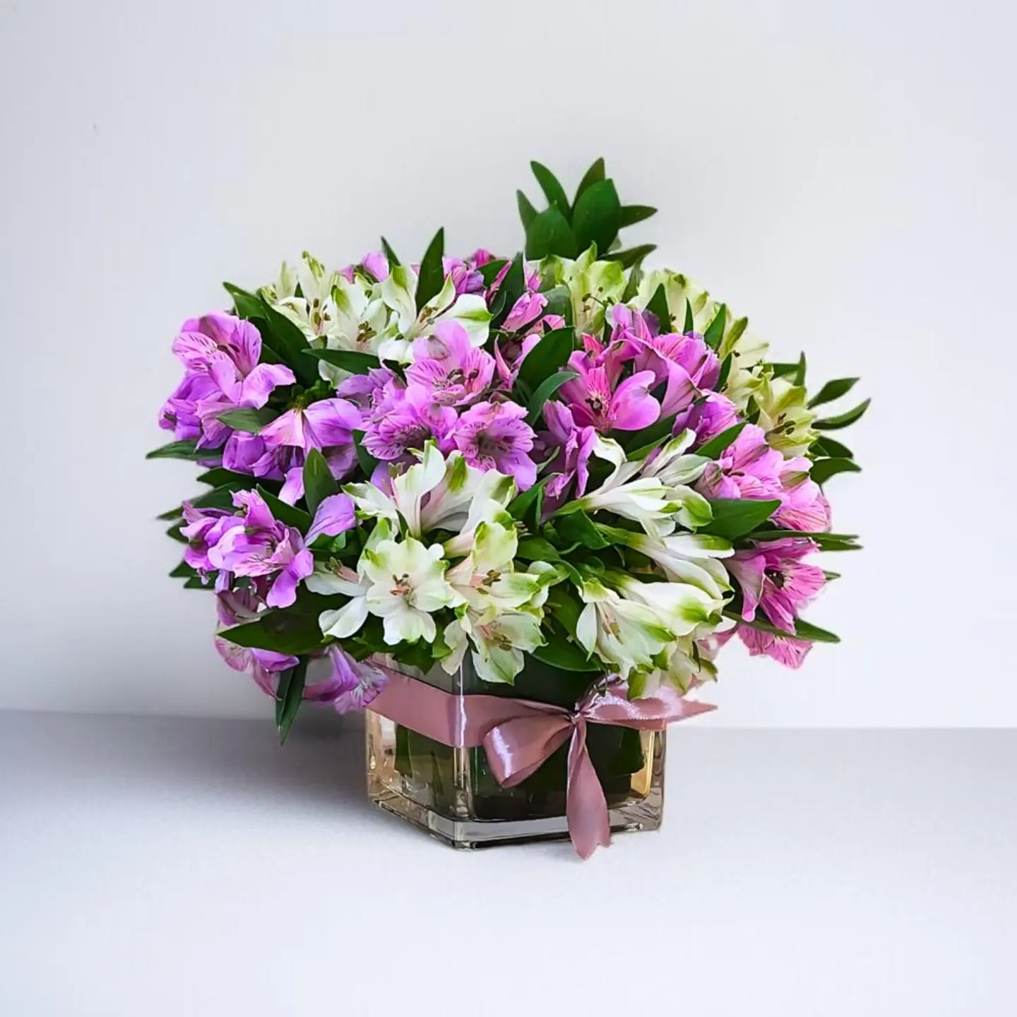 سيمفونية الزهور البنفسجية والبيضاء