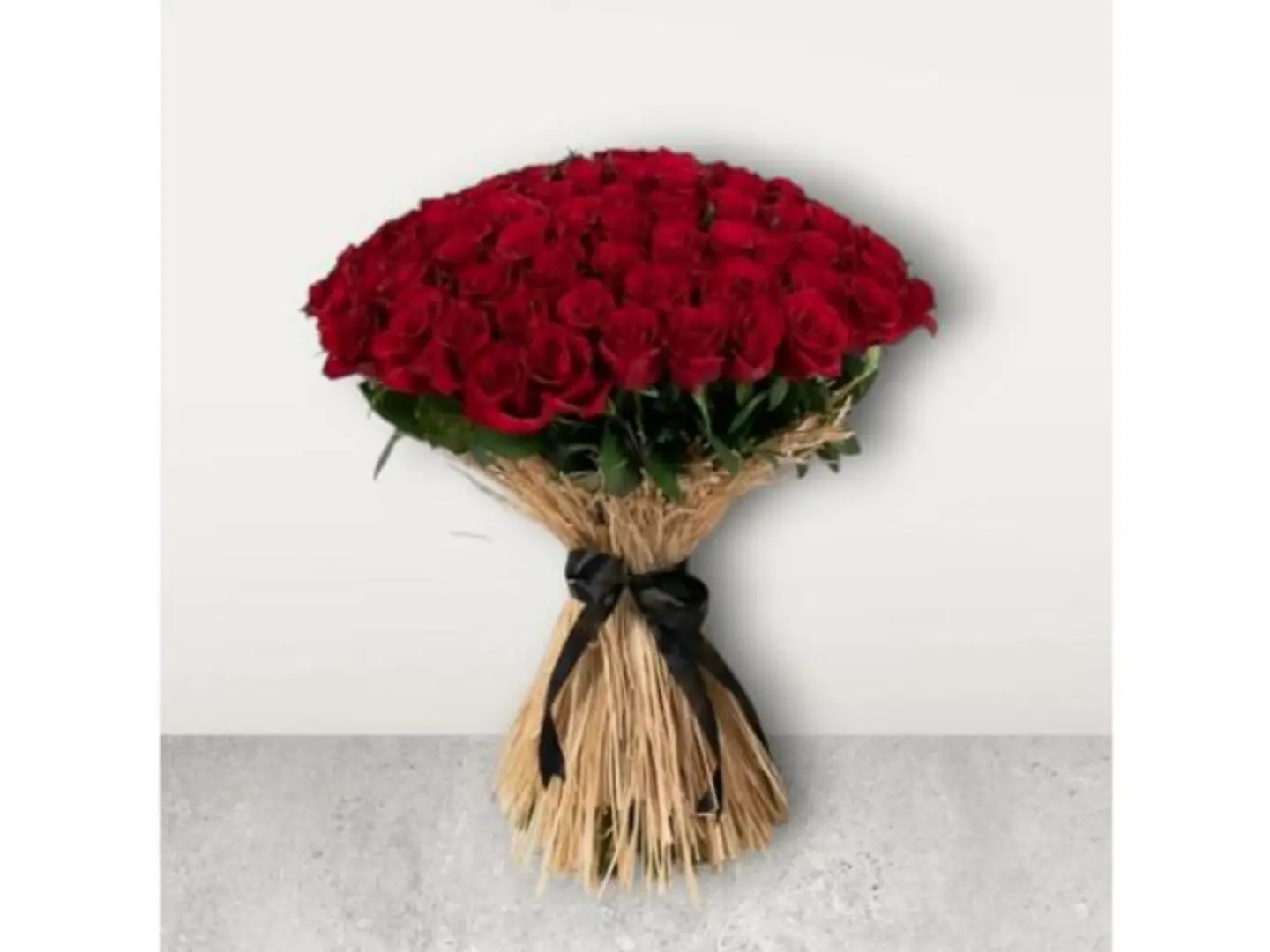 باقة وردة حمراء بتغليف من الرافيا
