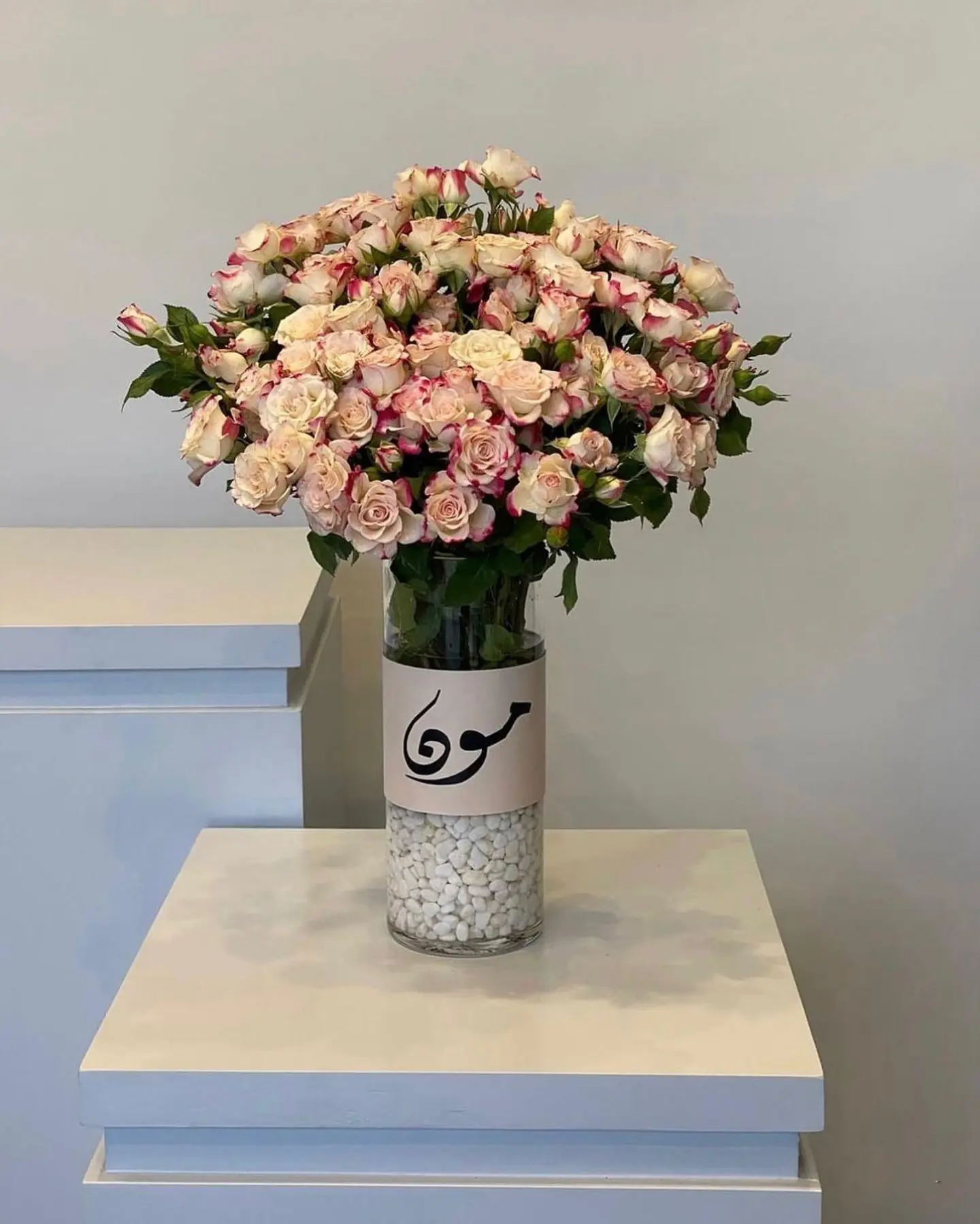 ⁠فازة ورد طبيعي مع اضافة اسم 68