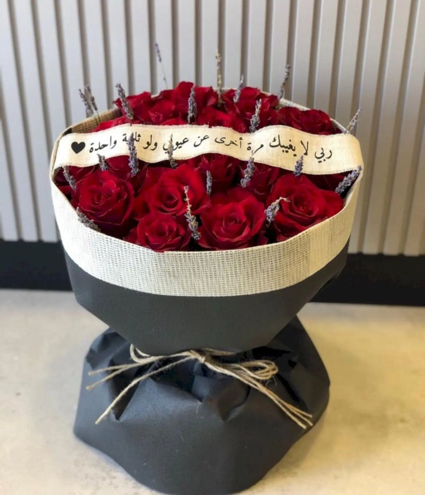 ⁠ ⁠بوكيه ورد طبيعي مع شريطه 17