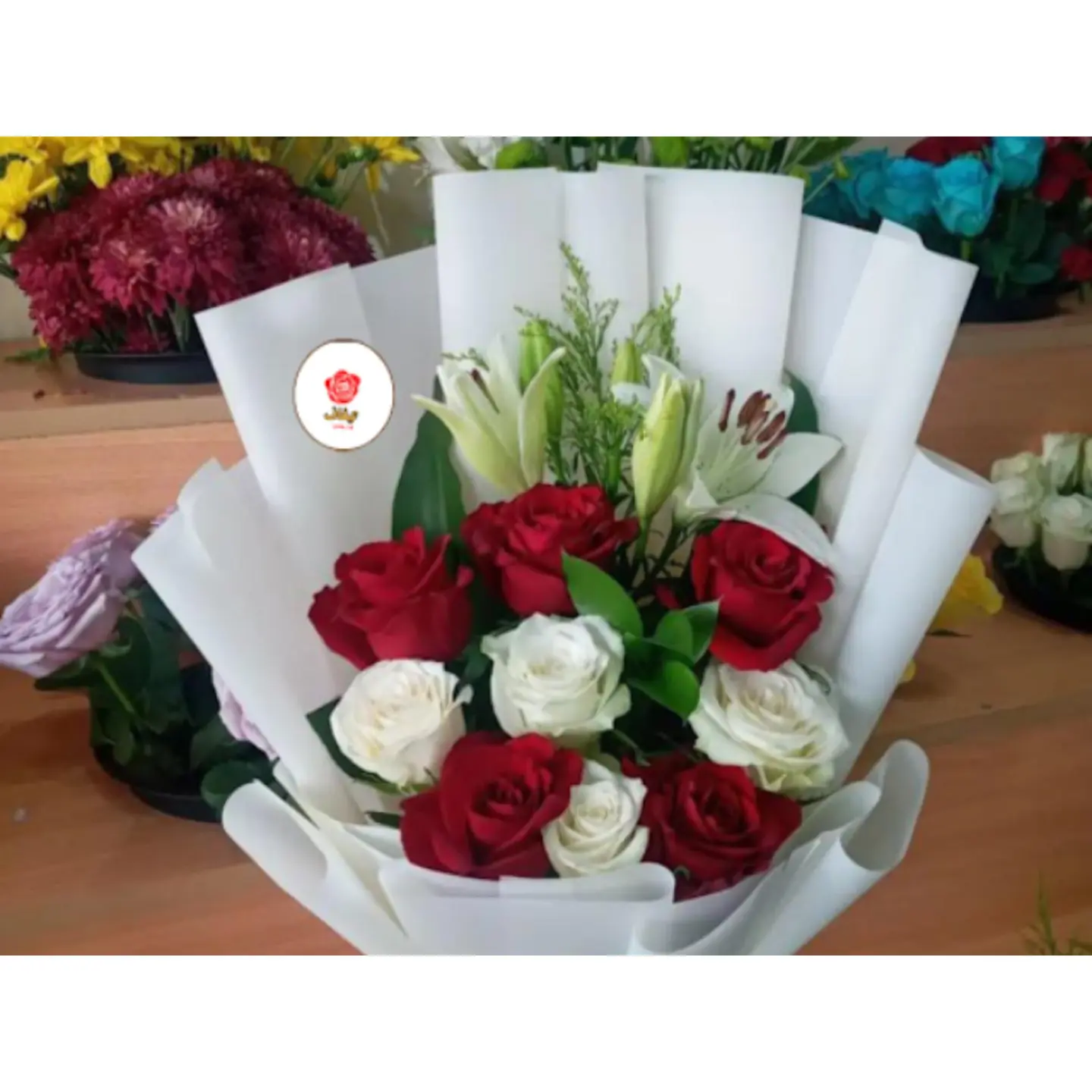 باقة ورد طبيعي احمر وابيض