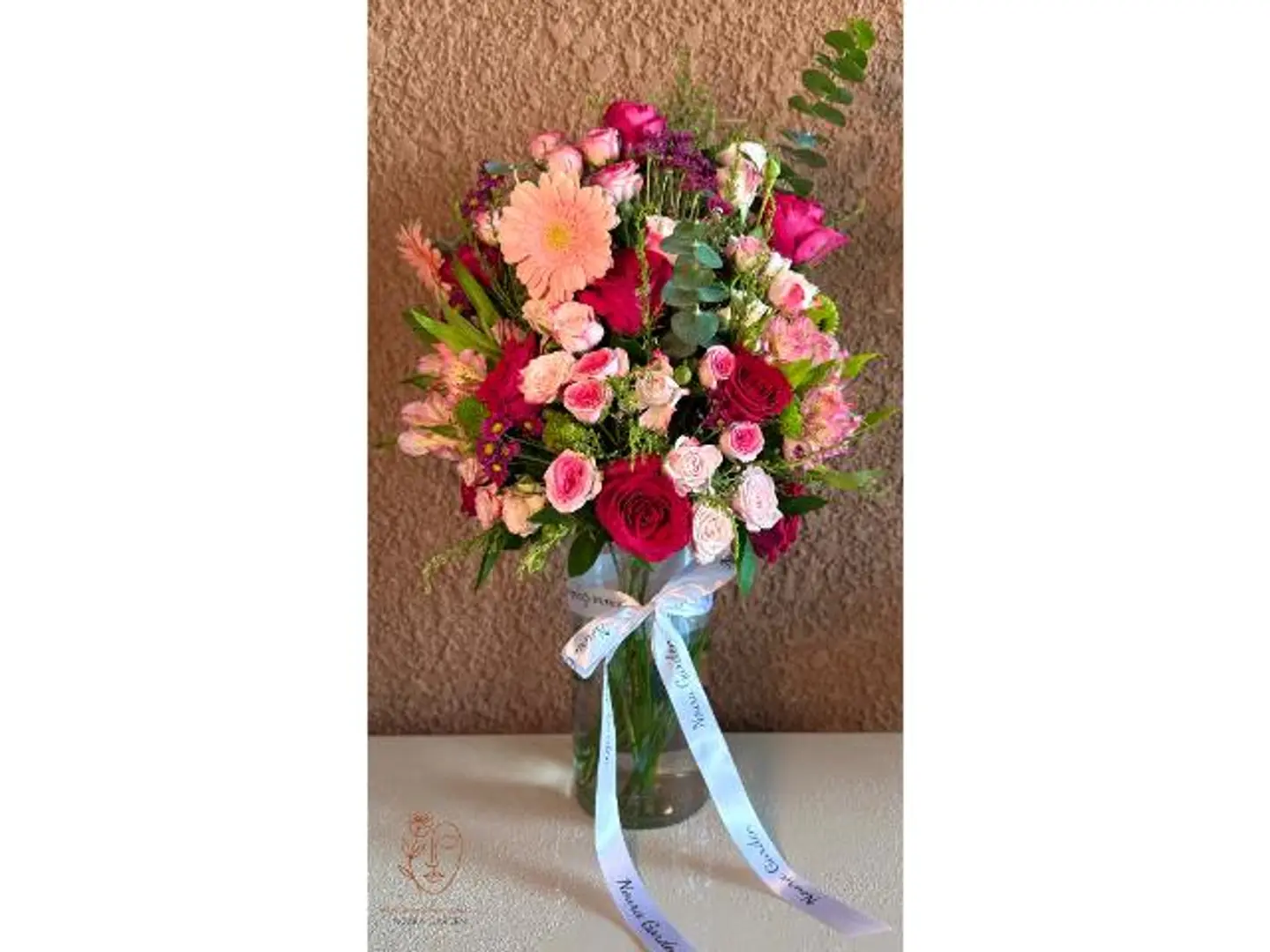 فازة الورود الملوّنة