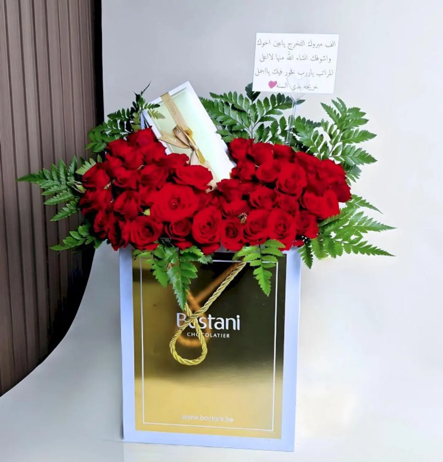 ورد احمر مع الحلا من بستاني