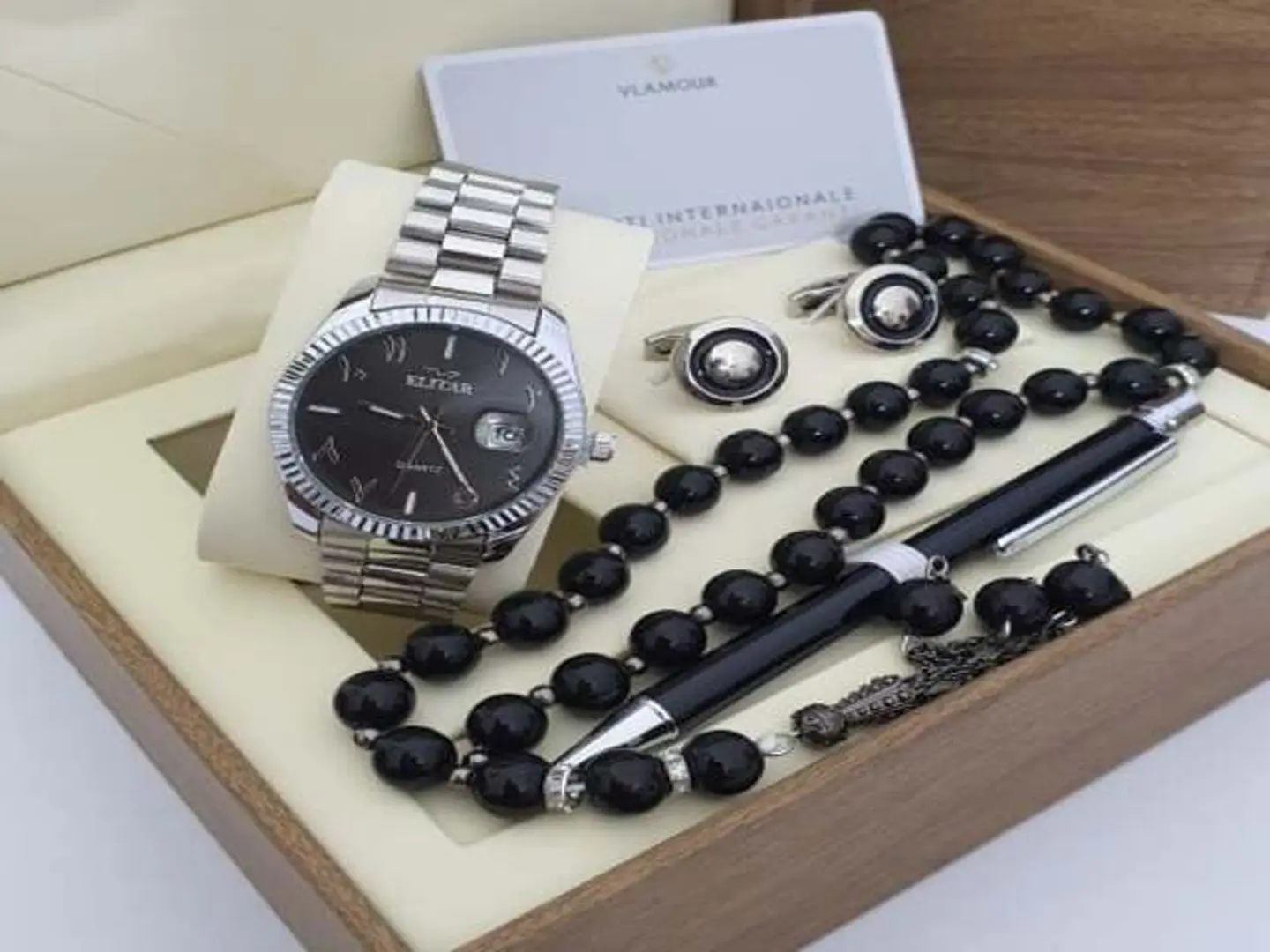 طقم هدايا رجالي فاخر - رمز الأناقة والتميز 4